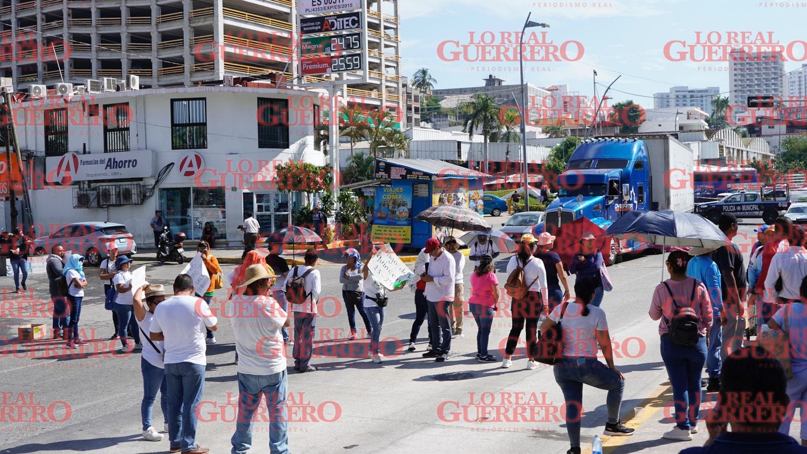 Bloqueada la costera por personal de apoyo a la educación  *Aseguran que fueron timados por autoridades estatales porque no les han pagado sus quincenas y bonos.