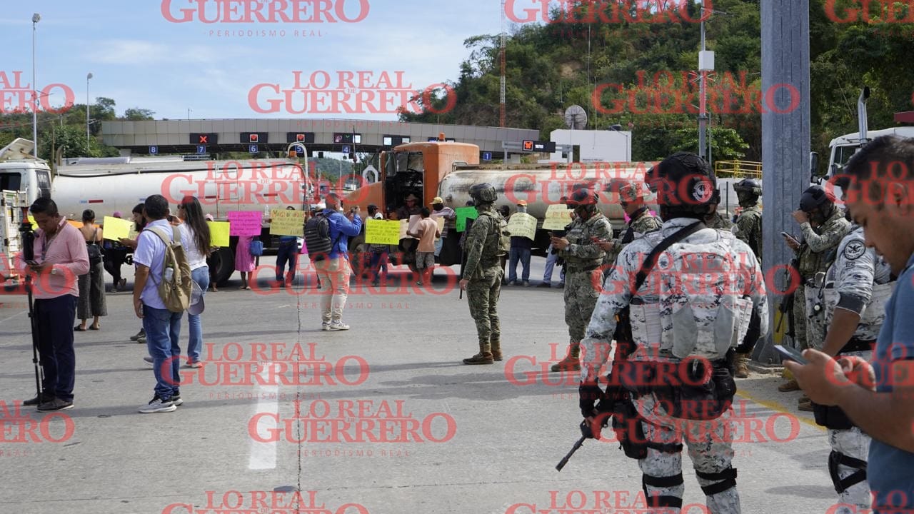 Bloquearon autopista para reclamar pago al gobierno estatal  *Aseguran que les adeudan un año y medio del servicio de mantenimiento de camellones de los bulevares de Acapulco, a empresas de “viveristas”.