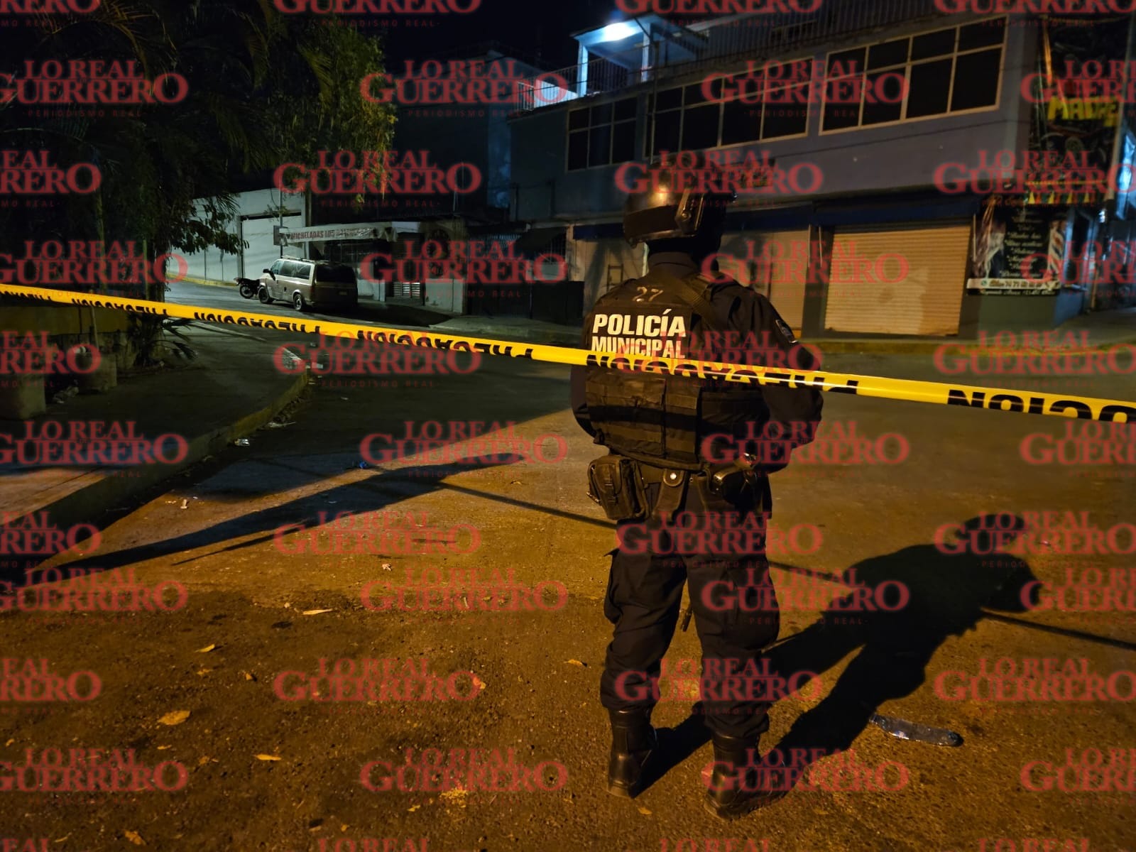 Matan a un hombre fuera del establecimiento Micheladas “Los Calentanos”, en Chilpancingo  *** Presuntamente el homicidio fue cometido dentro del establecimiento, cuyo cuerpo fue sacado a la calle e inmediatamente cerraron el local, por lo que autoridades ya investigan el hecho.  Leopoldo Calderón