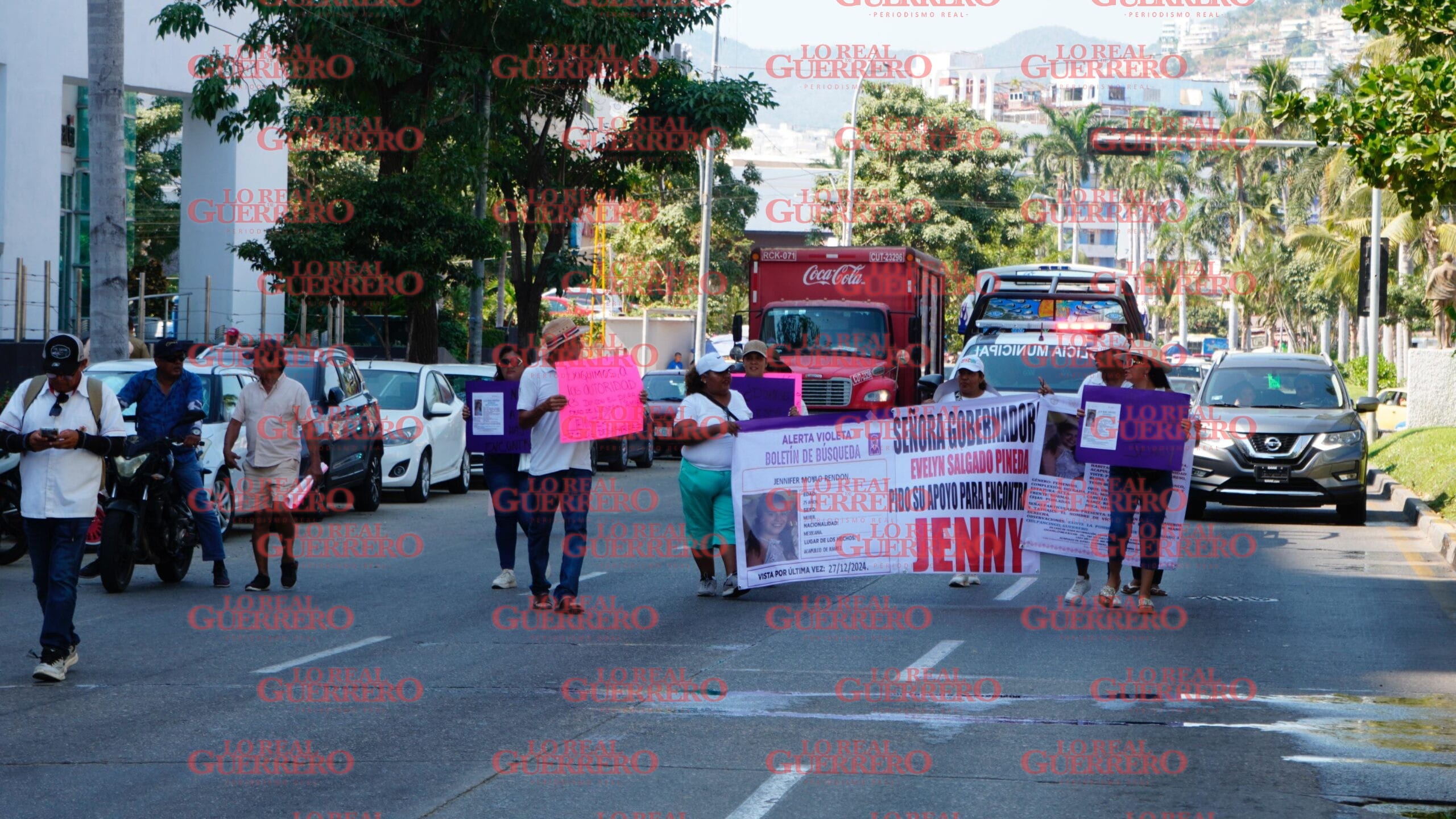 Protestan para exigir búsqueda de joven acapulqueña  *Los familiares realizaron una marcha y bloqueo sobre la costera Miguel Alemán, con lo que exigen pronta investigación del caso.