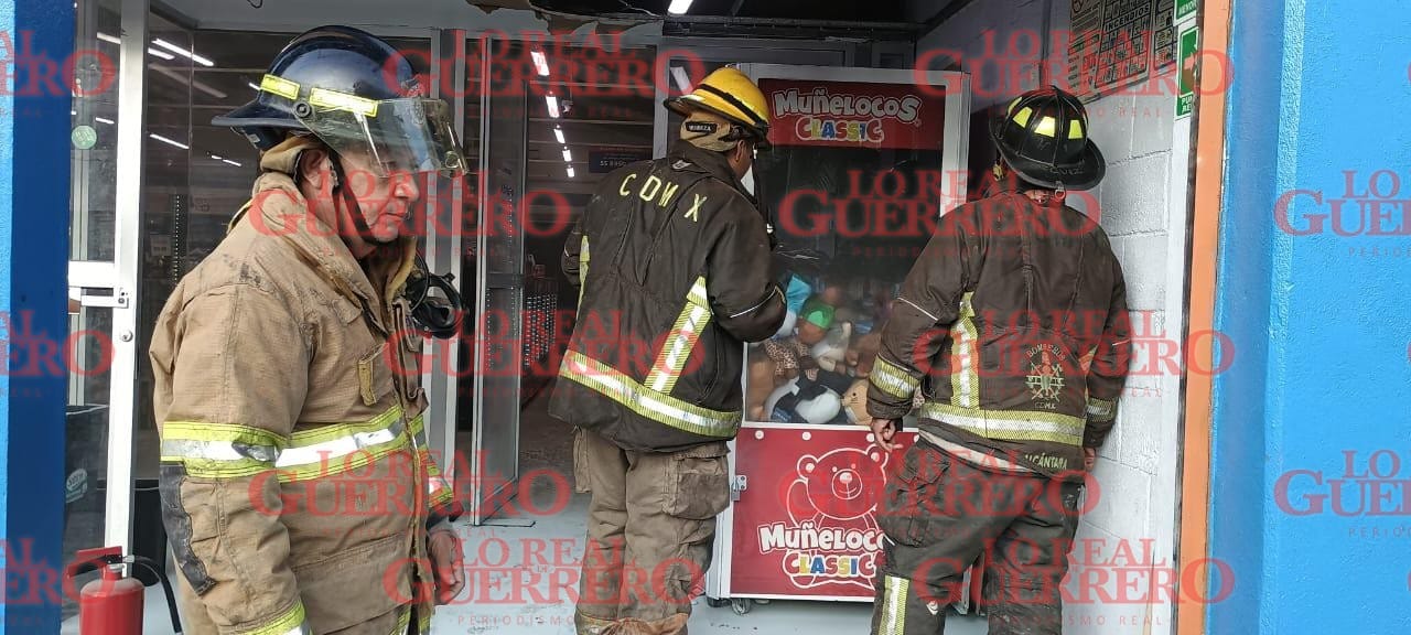 Conato de incendio en tienda del Centro de Acapulco  *Trabajadores atendieron la emergencia con extintores en una máquina de peluches que se encontraba en la entrada.