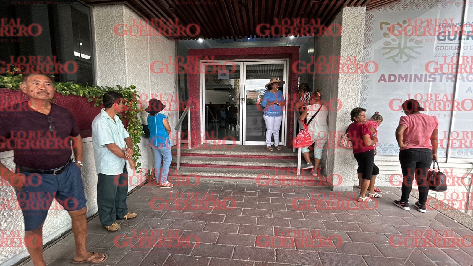 Toman jubilados y pensionados las oficinas de Finanzas en Acapulco  *No permiten el acceso a las oficinas recaudadoras ubicadas en Costa Azul.