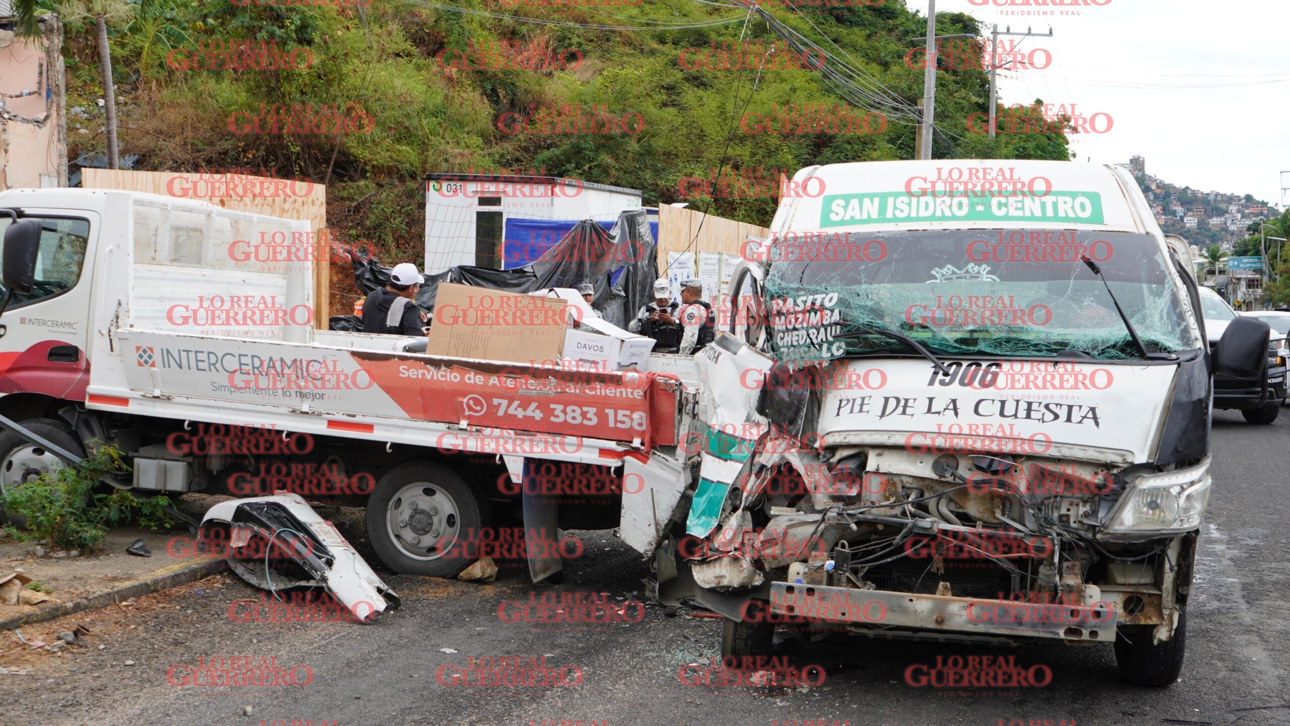 Choca urvan en la Acapulco-Zihuatanejo  *Turistas del Estado de México que viajaban con rumbo a Pie de la Cuesta resultaron lesionados y aseguran que el chofer manejaba a exceso de velocidad.