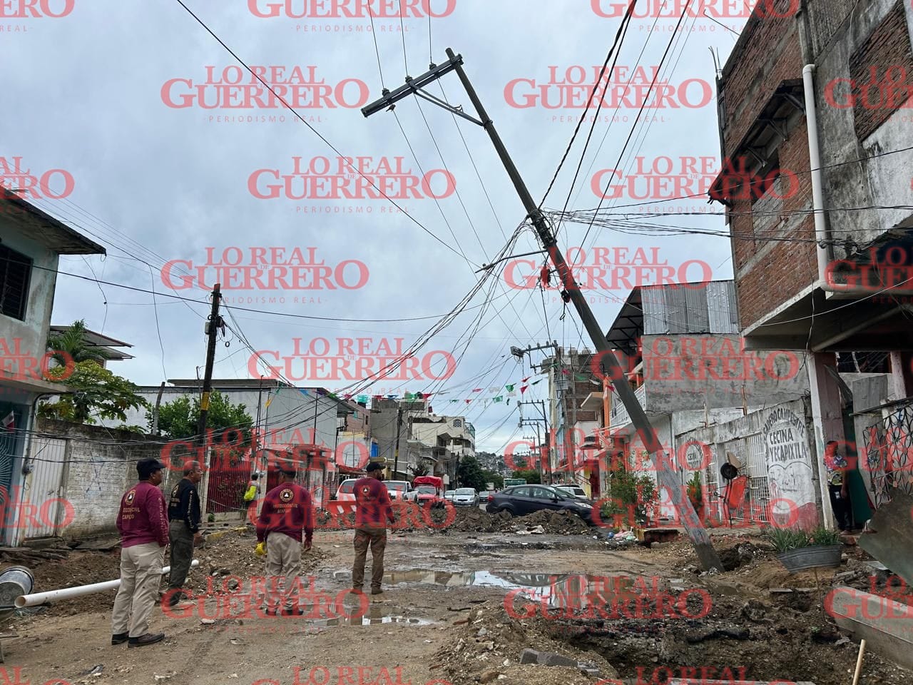 Cortes de energía eléctrica, espectacular y árboles caídos; dejó las lluvias en Acapulco  *Autoridades de Protección Civil municipal advierten que continúa el pronóstico de lluvia para el puerto.