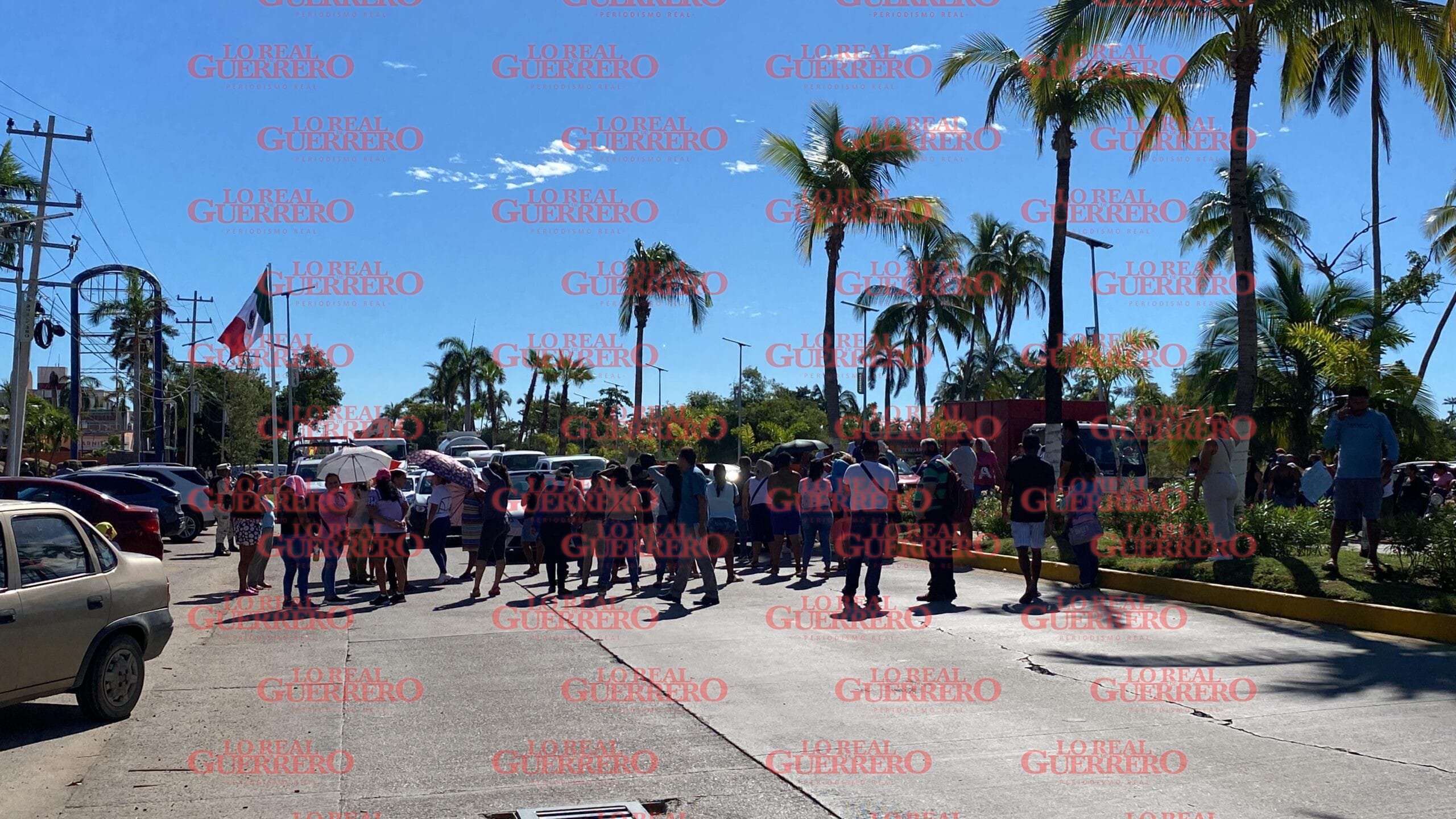 Bloquean para exigir reconstrucción de escuela en Acapulco  *Desde el paso del terremoto en el año 2021 la escuela está en malas condiciones, aseveran los manifestantes.