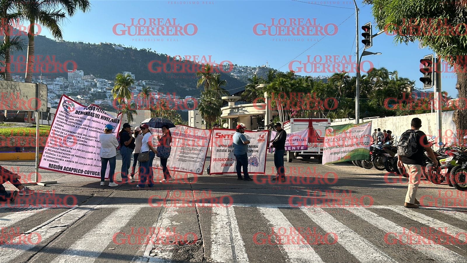 Bloquean docentes, padres de familia y damnificados para buscar ser atendidos por Sheiunbaum  *Presentan múltiples demandas de las que exigen atención de la presidenta Claudia Sheinbaum, la cual se encuentra dentro de la Octava Región Naval.