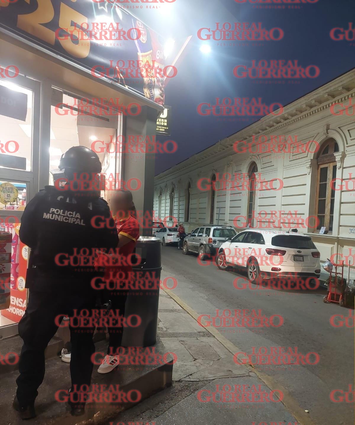 Huye sujeto armado tras amedrentar a una trabajadora de un Oxxo, en pleno centro de Chilpancingo  *** El presunto ladrón pretendía asaltar la tienda