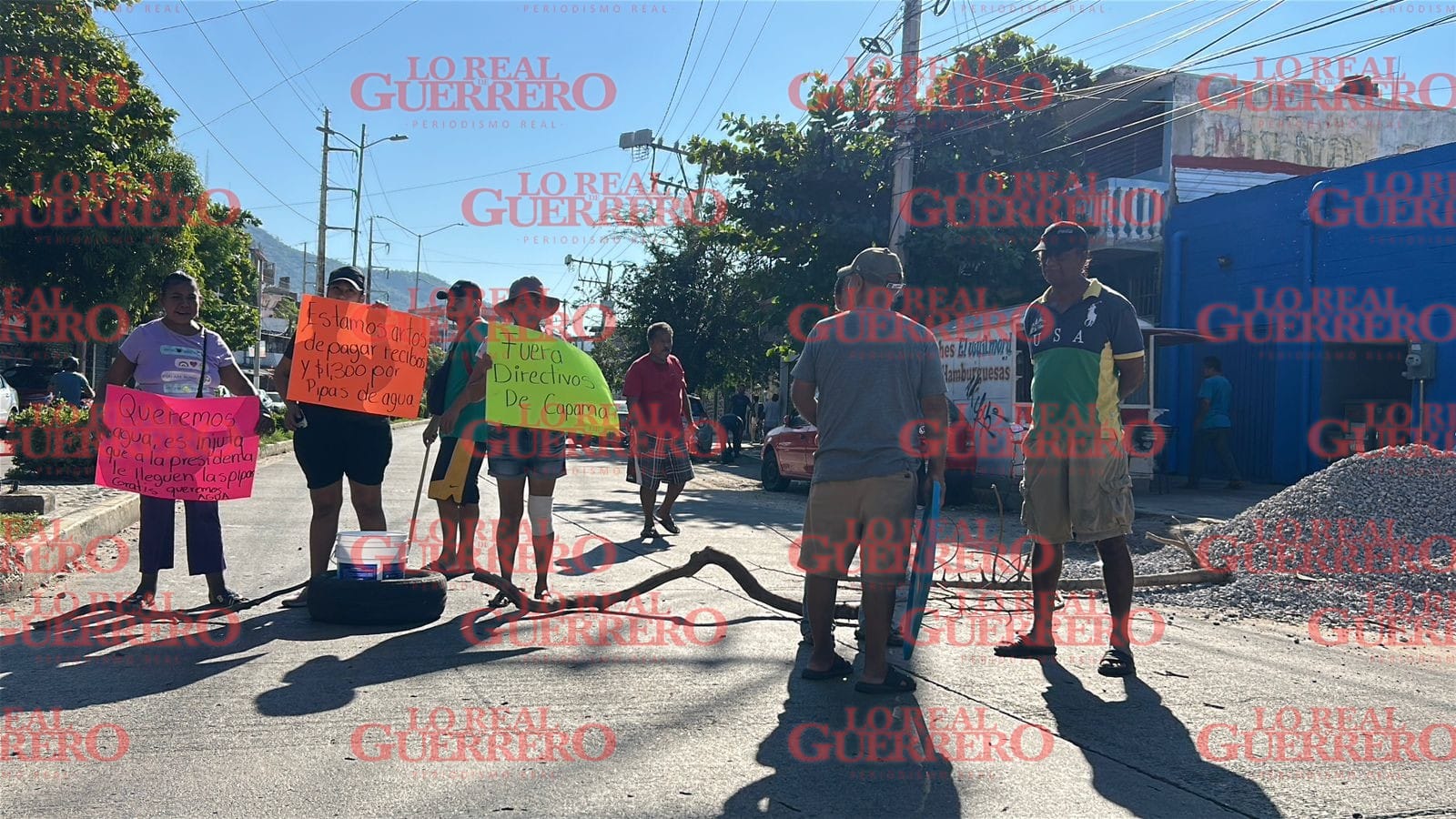 Bloquean para exigir agua potable e La Laja  •Vecinos aseguran tener 4 meses sin el suministro del vital líquido.