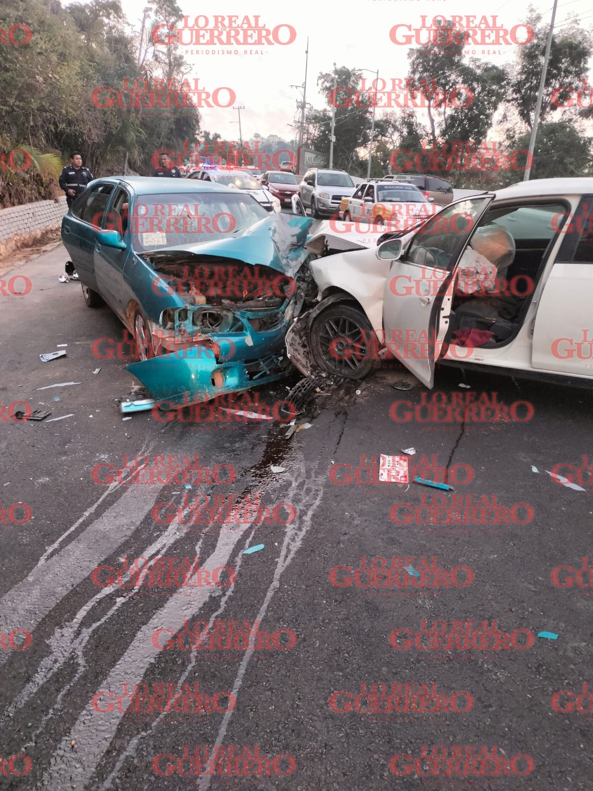 Choque en la Escénica deja 5 heridos  *Los lesionados viajaban a bordo de dos coches que se impactaron de forma frontal a la altura del hotel Las Brisas.