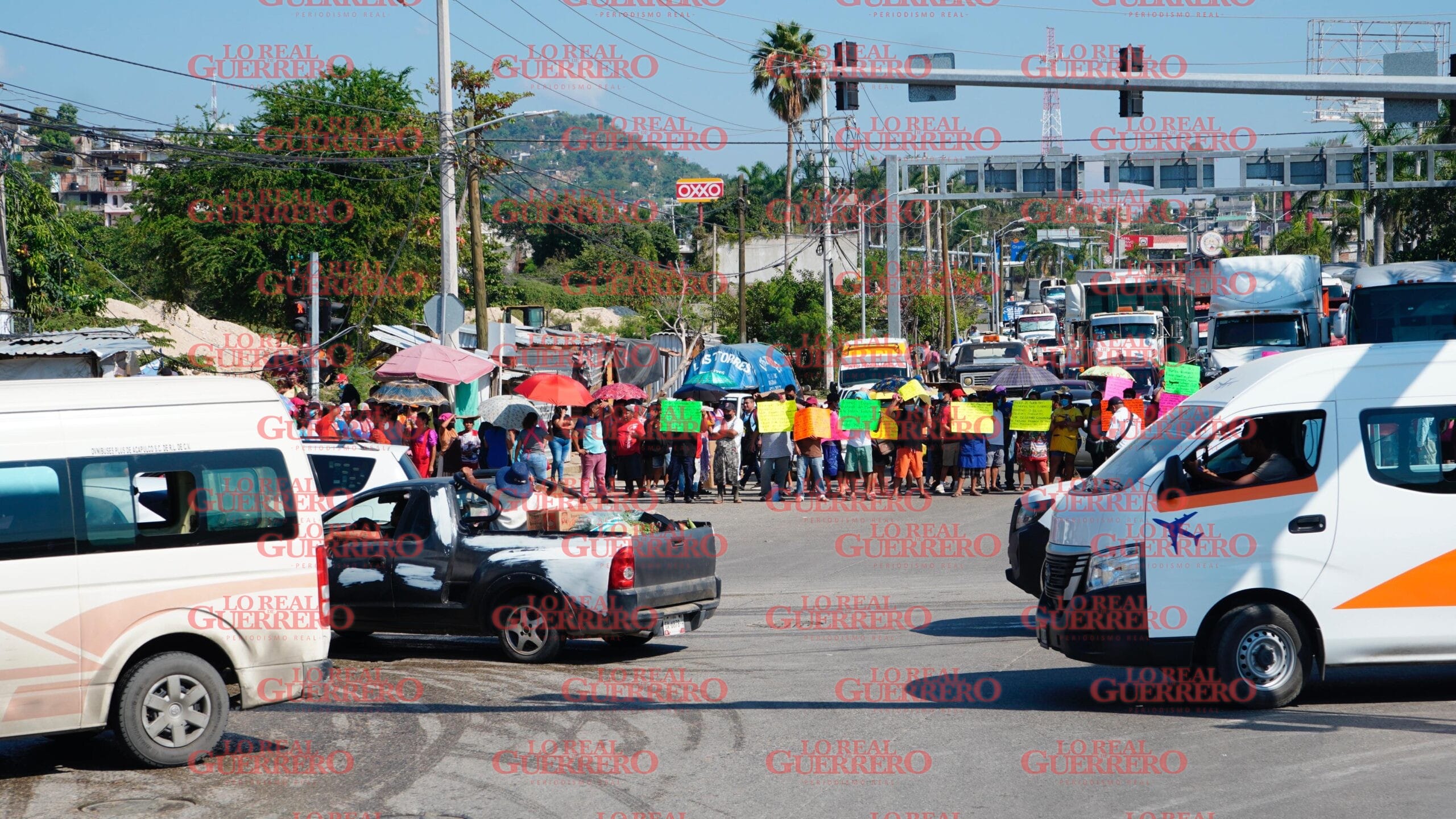 Bloquean comerciantes en contra de operativo en la Central de Abastos  *Denuncian que fueron intimidados por autoridades de seguridad quienes no presentaron orden judicial.