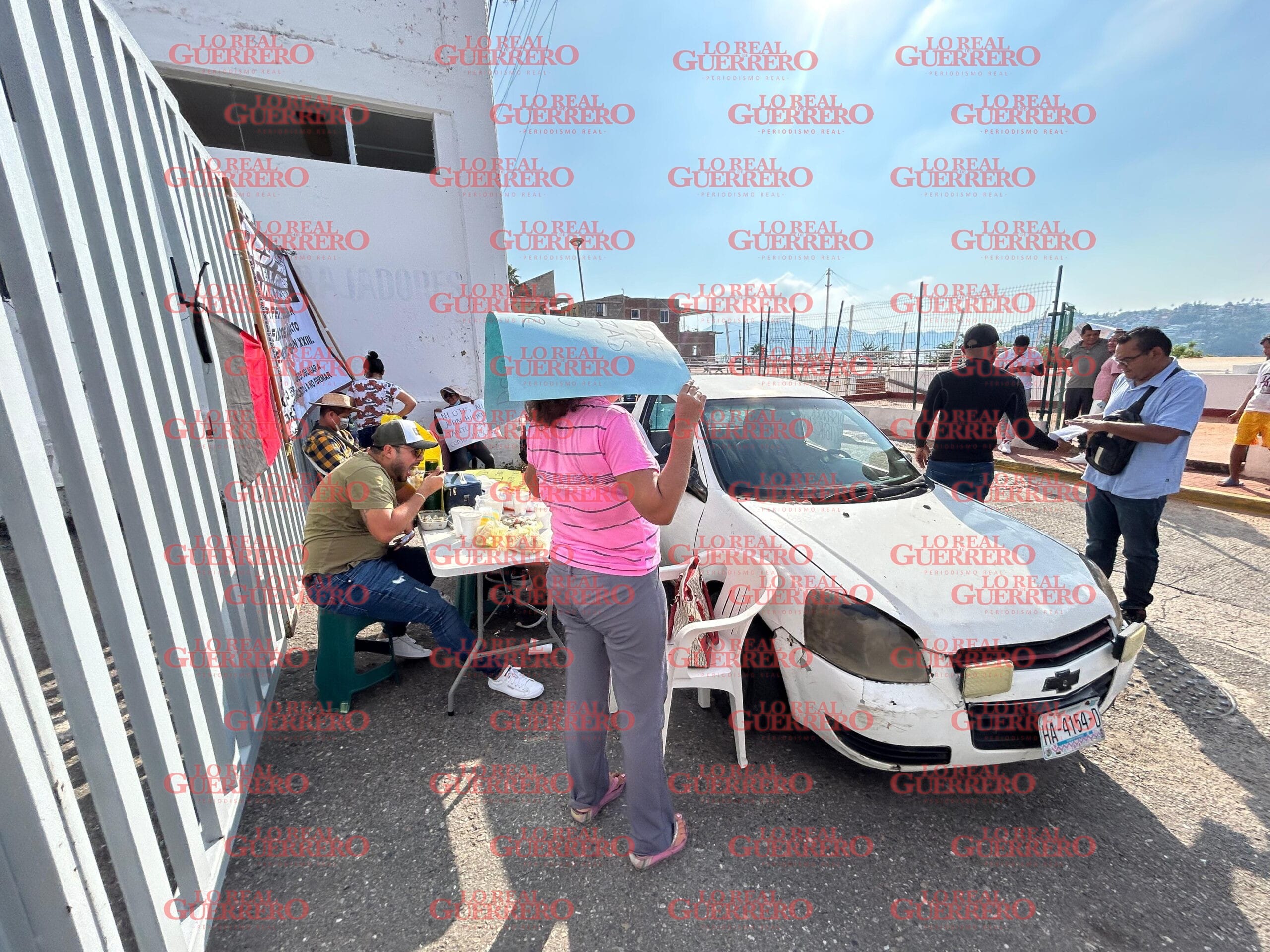 Toman trabajadores despedidos oficinas municipales  *Reclaman que de forma injustificada los dieron de baja por una presunta falta de presupuesto.