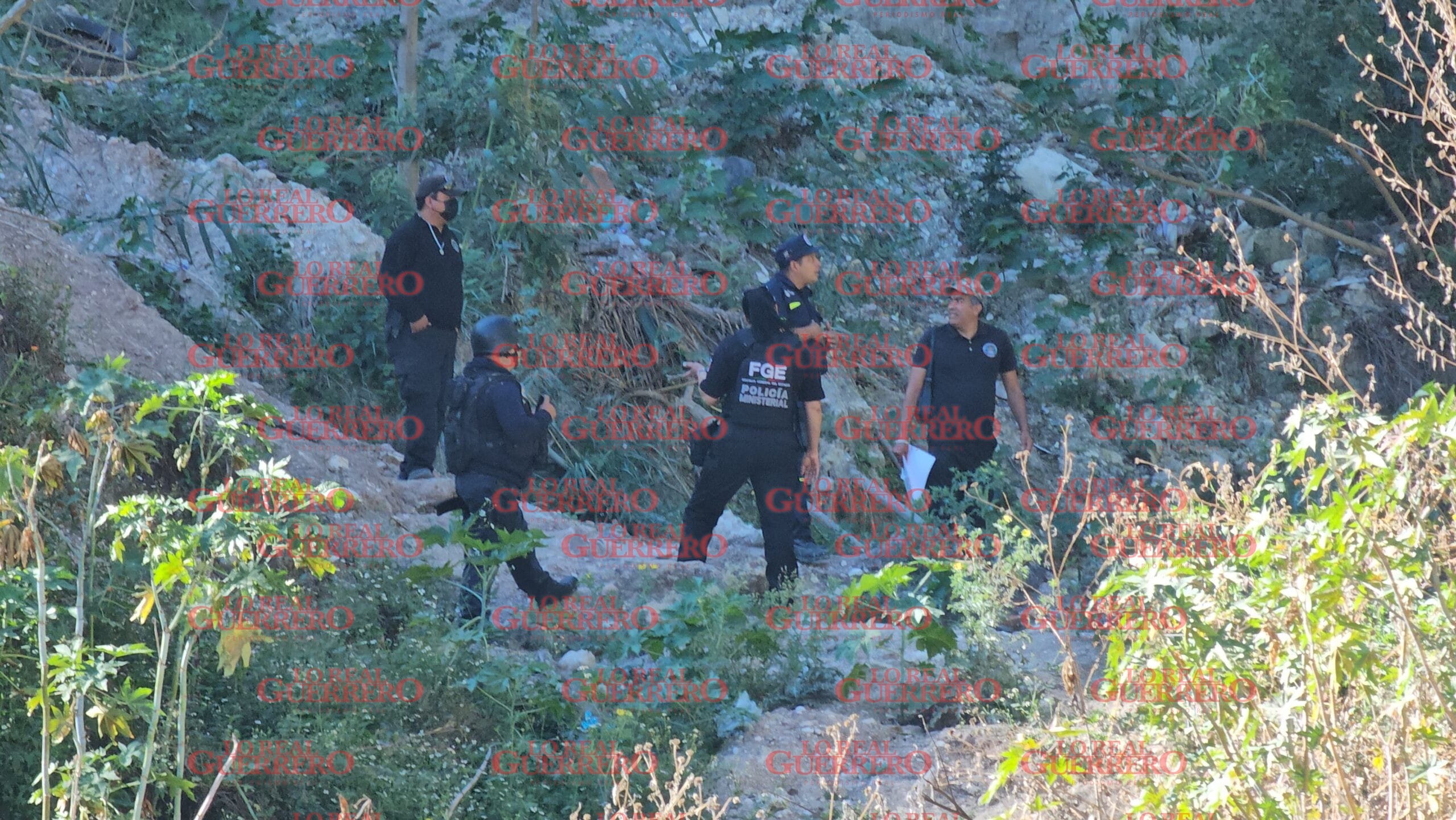 Hallan muerto a trabajador de Izzi en un barranco de Chilpancingo  *** Vecinos dijeron a las autoridades que presuntamente el hombre perdió el equilibro y cayó de cabeza al fondo del barranco durante la madrugada.