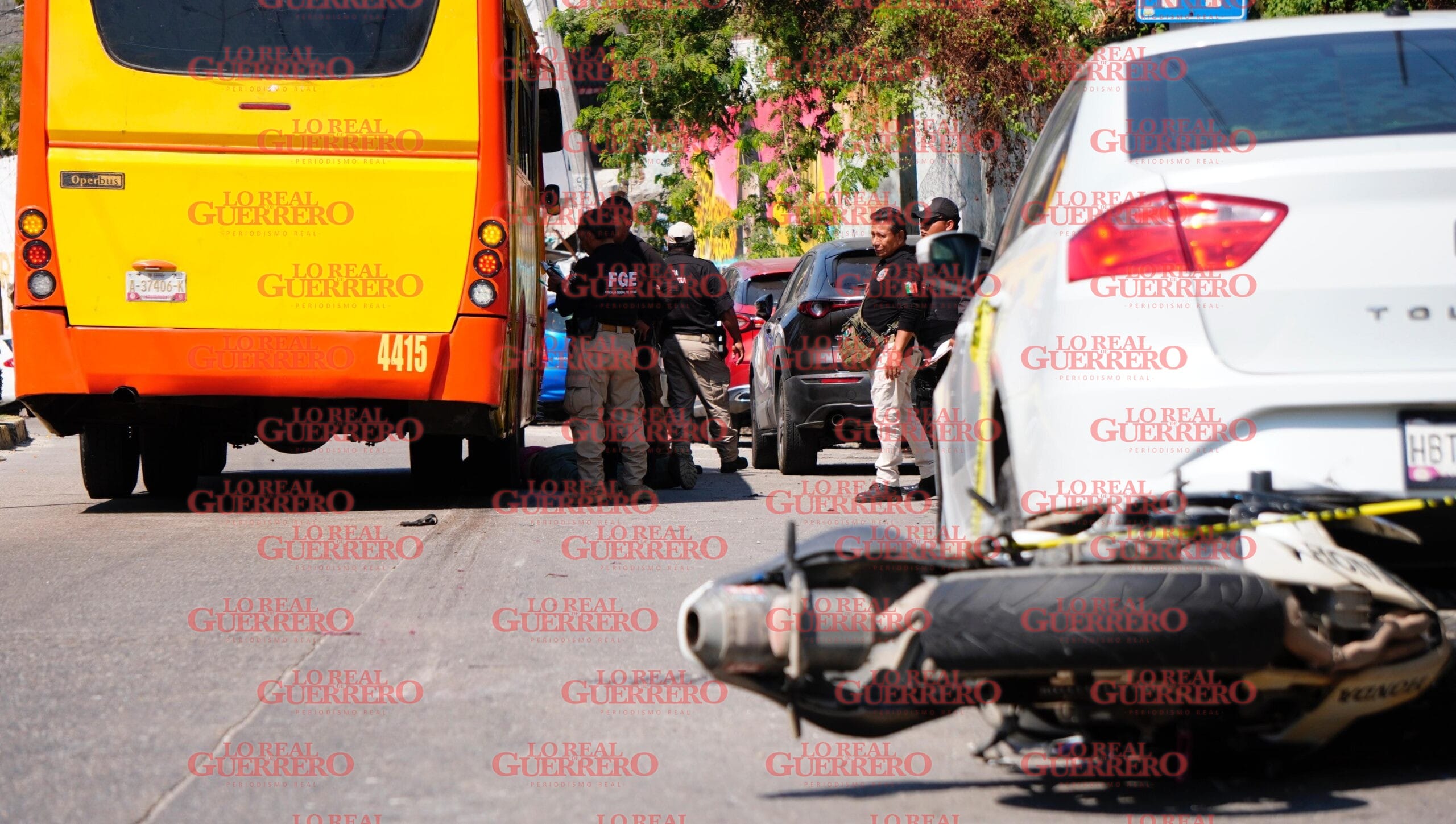 Motociclista pierde la vida al ser atropellado por urbano  *El sujeto habría intentado rebasar al camión por la derecha y no lo logró, por lo que fue arrastrado por varios metros.