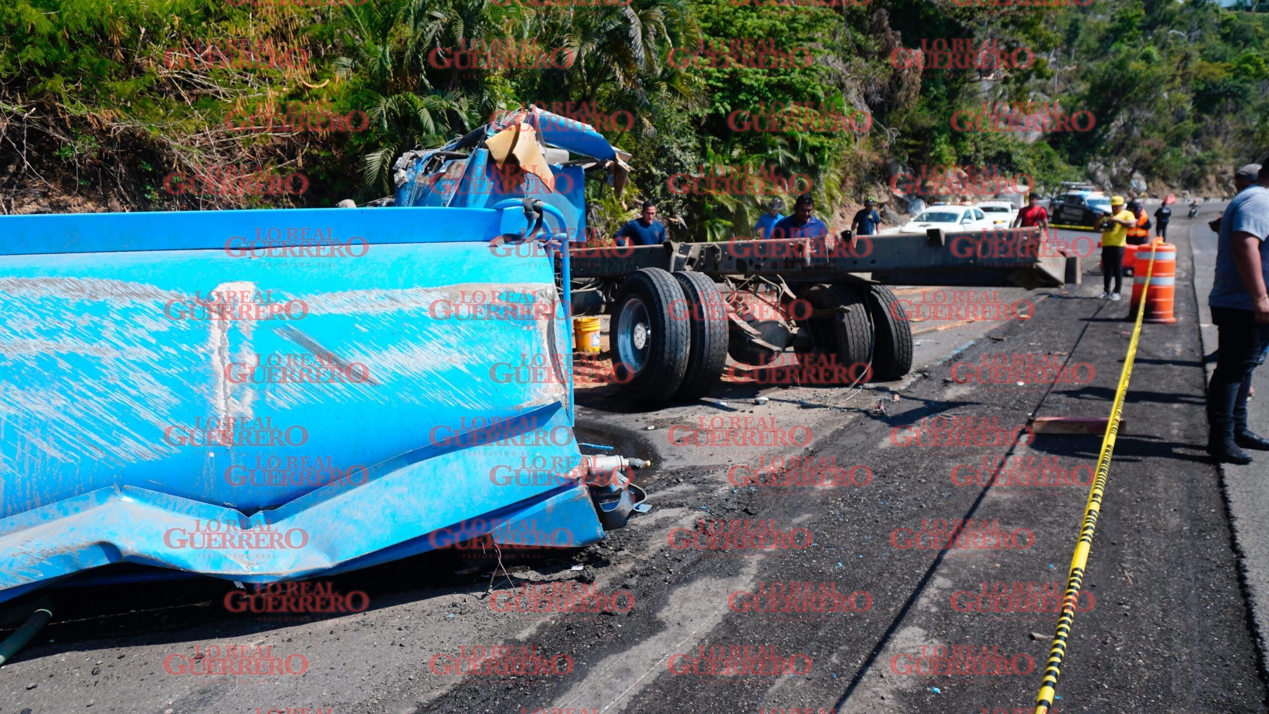 Vuelca pipa de agua potable en la Escénica  *El chofer fue reportado con heridas de gravedad.