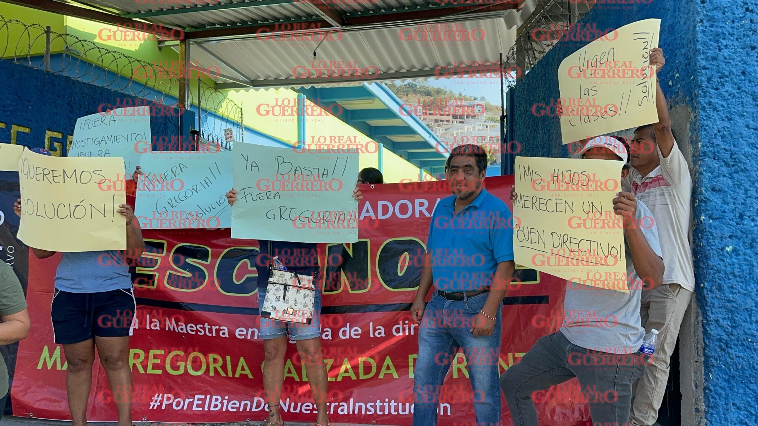 Protestan para exigir destitución de directiva de secundaria de Acapulco  *La acusan de presuntos malos manejos y desvíos de recursos públicos del plantel educativo.