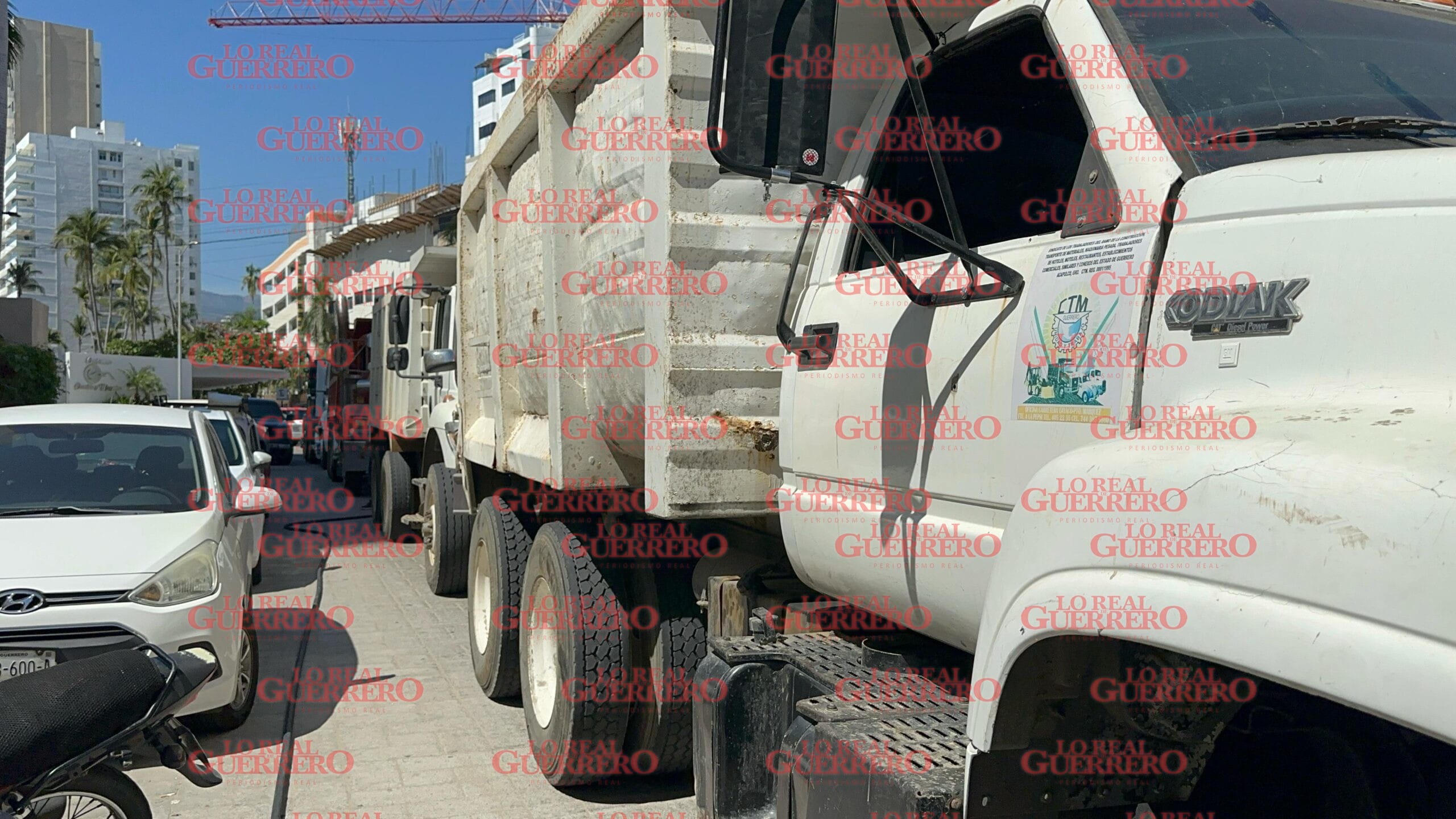 Protesta transporte pesado en apoyo a despedidos del hotel Copacabana  *Más de 40 camiones y pipas llegaron a las afueras del hotel ubicado en el fraccionamiento Club Deportivo.