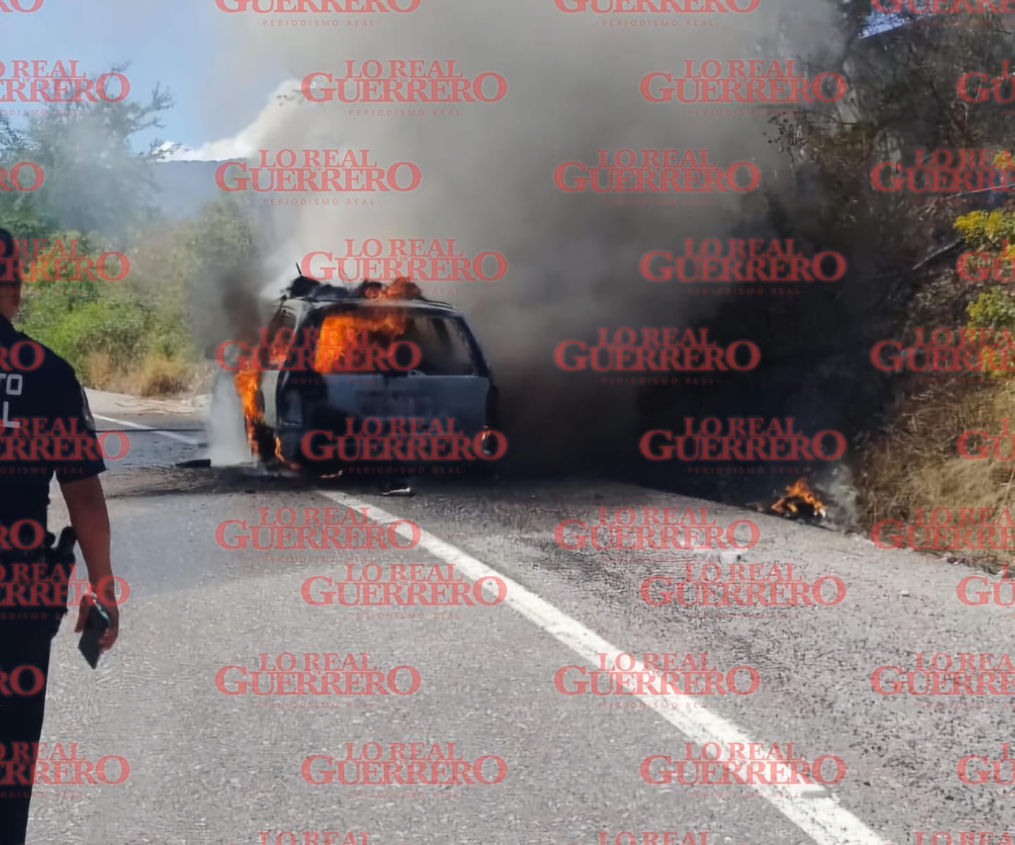 Se incendia camioneta por una falla eléctrica, al norte de Chilpancingo  *** El propietario del vehículo es vecino de Zumpango del Río, que junto a dos acompañantes, resultaron ilesos.