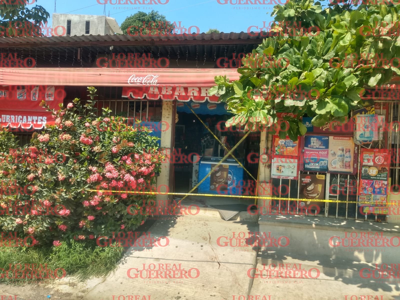 Armados irrumpen en una miscelánea y matan a 2 hombres y una mujer en el municipio de Igualapa