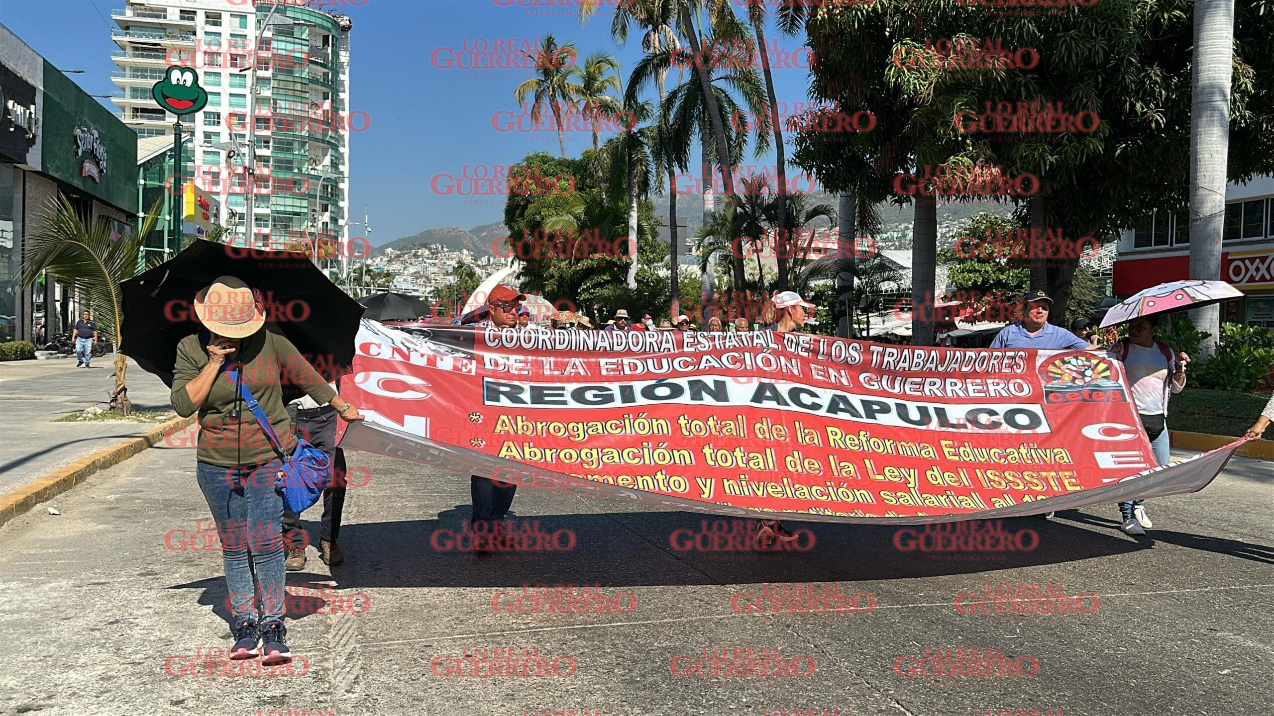 Protestan integrantes de la CETEG en Acapulco  *Anuncian de paro de 48 horas para protestar en contra de la reforma al ISSSTE.