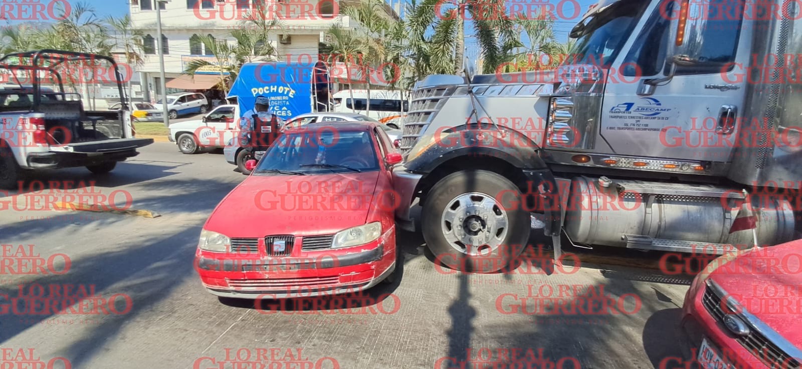 Fémina resulta lesionada en aparatoso accidente en el bulevar Vicente Guerrero  *Una “góndola” circulaba en el carril confinado del Acabus y arrolló a un vehículo particular al cambiar de carril según la propietaria afectada.