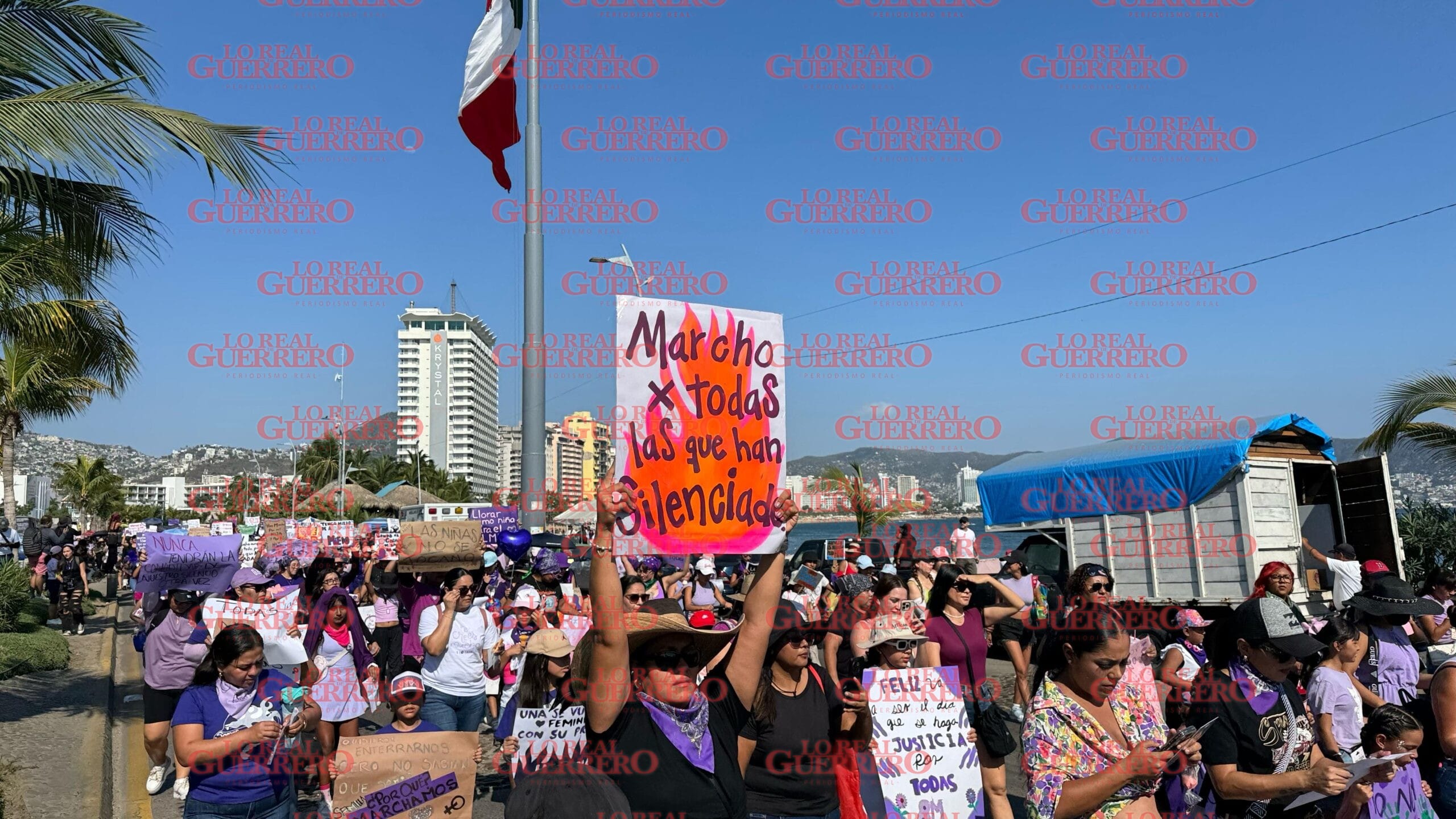 Marchan mujeres en Acapulco para conmemorar el Día Internacional de la Mujer