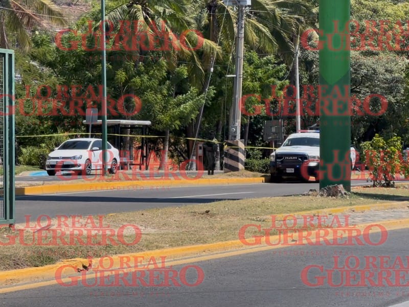 En Zihuatanejo, matan a policía municipal frente al Palacio Municipal  *** Otro hombre resultó herido