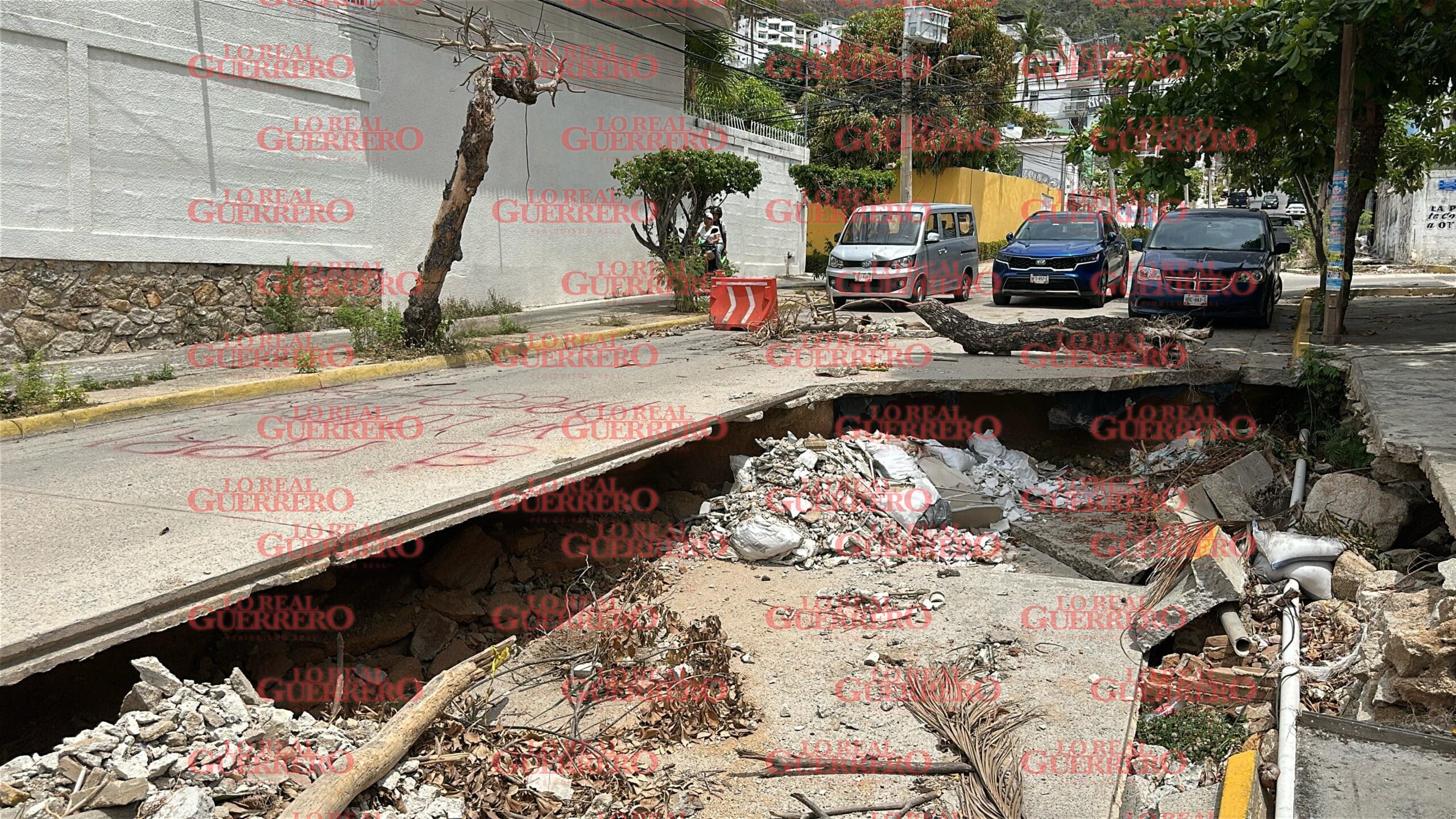 Exigen reparación de socavón en Costa Azul  *Va medio año desde que el huracán “John” lo ocasionó y continúa sin ser atendido, reclaman vecinos.