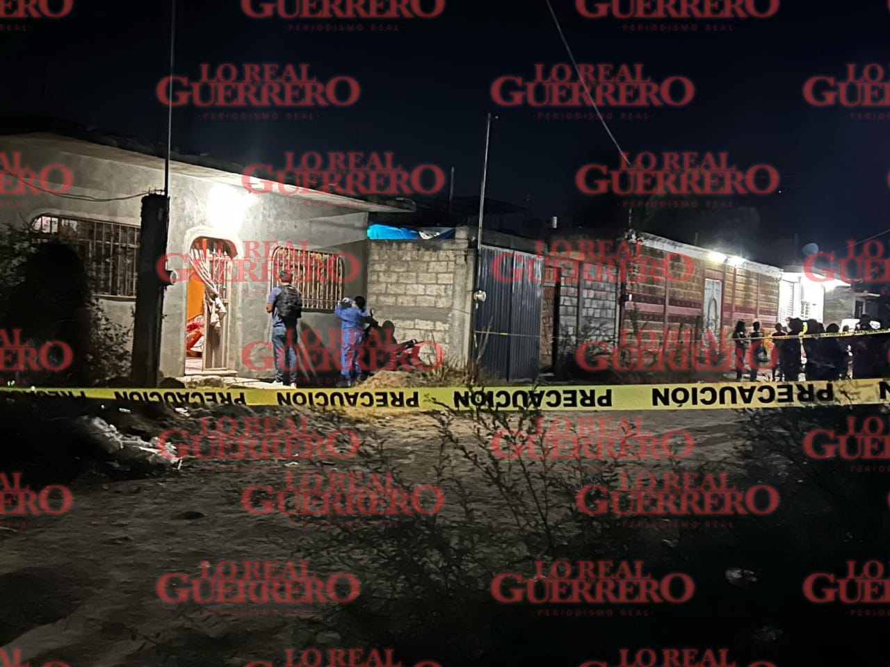 Hallan a mujer sin vida en un pozo artesiano dentro de su casa, en Iguala; estaba semidesnuda  *** Familiares denunciaron a las autoridades que antes de ser hallada muerta, la mujer habia estado con su pareja sentimental, un soldado del 27 batallón de infantería