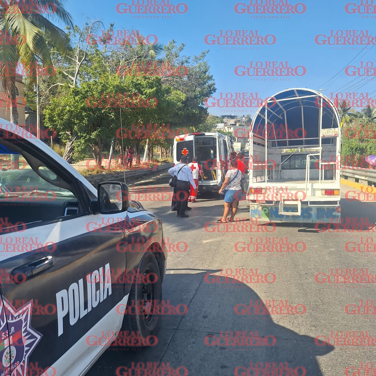 Camioneta pasajera atropella a mujer en el “Retorno”  *La mujer fue trasladada a un hospital para que recibiera atención médica.
