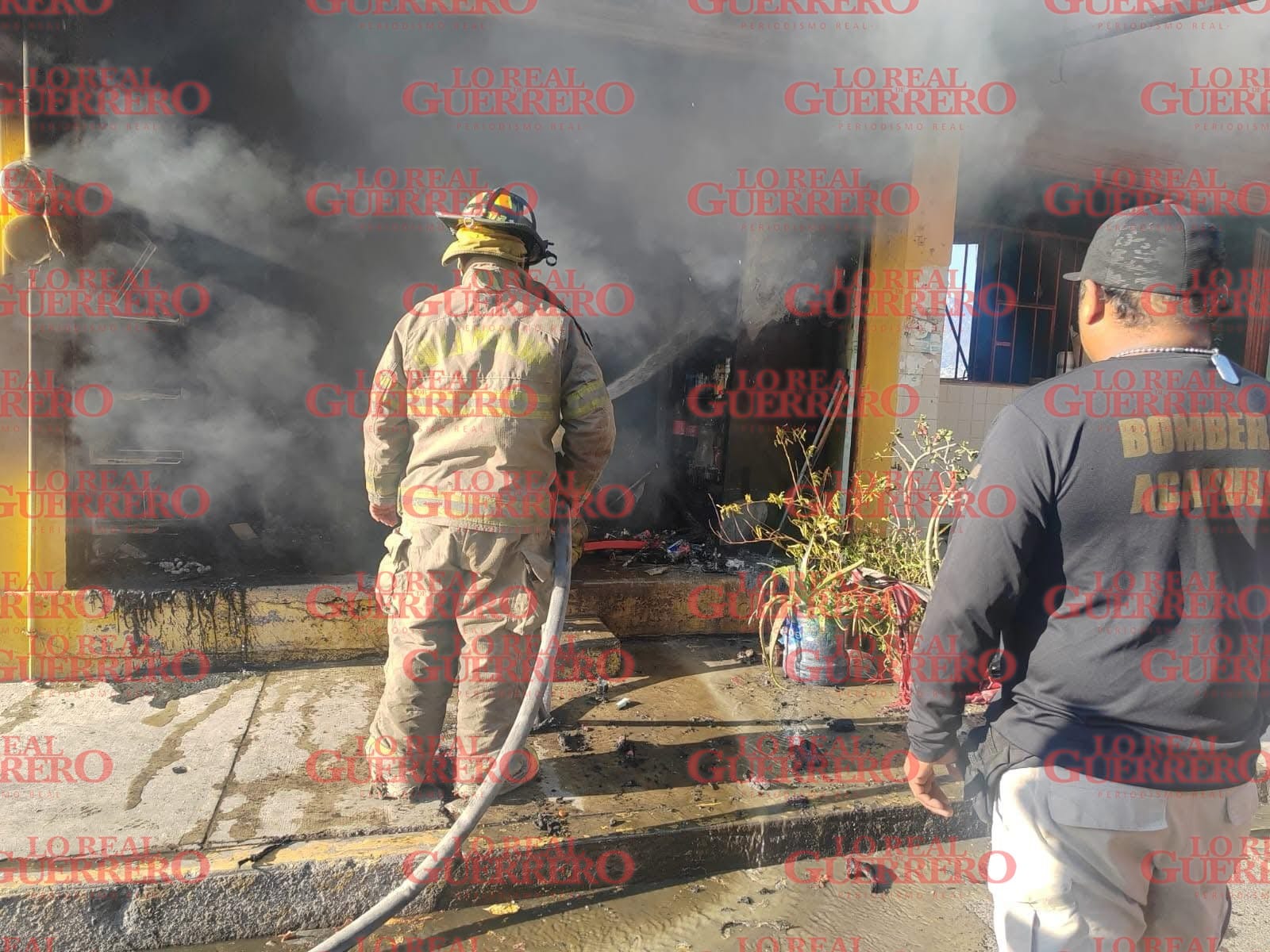 Ataque deja al menos tres muertos y un negocio incendiado  *Sujetos fuertemente armados quemaron una tienda propiedad de los occisos.