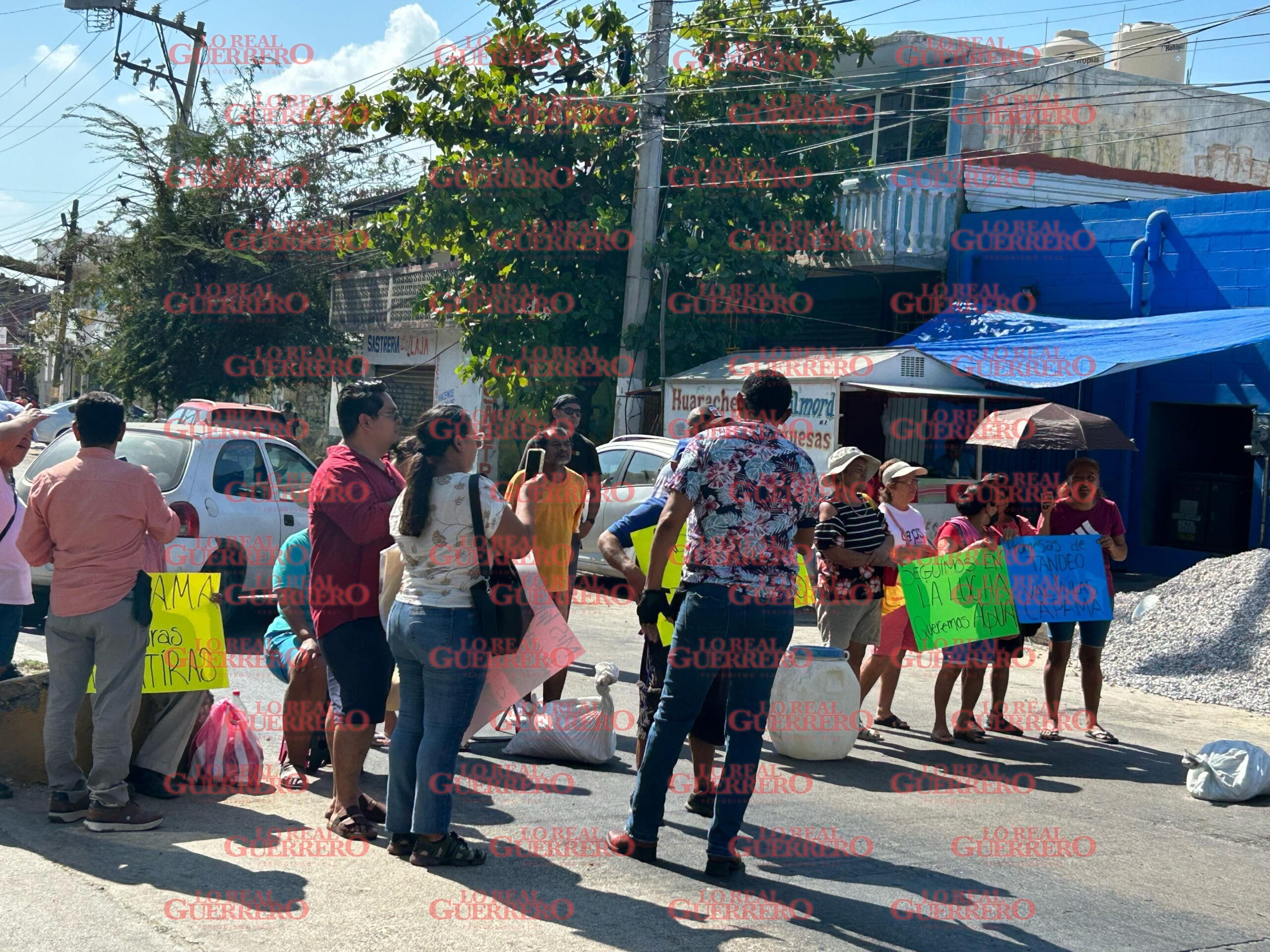 Bloquean por falta de agua en colonia de Acapulco  *Los inconformes aseveran que no tienen vital líquido desde el paso del huracán “Otis”.