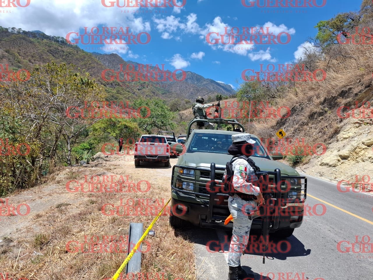 Hallan a 3 hombres muertos dentro de una camioneta en el fondo de un barranco, cerca de Palo Blanco, municipio de Chilpancingo  *** Trasciende que serían 3 transportistas de Chilpancingo que están desaparecidos desde el viernes  *** El rescate de los cuerpos lo hará personal de Protección Civil del Estado