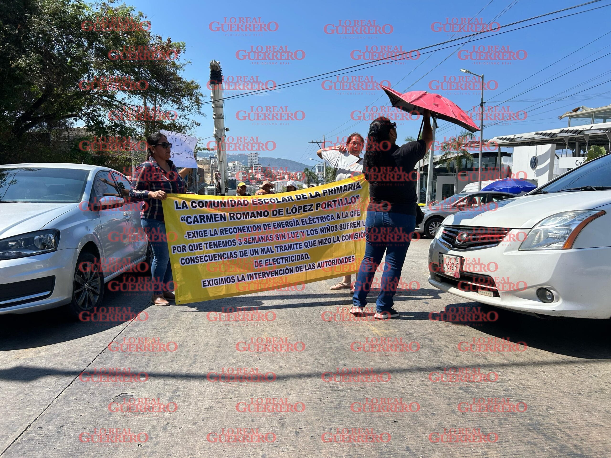 Bloquean para pedir energía eléctrica en escuela de Acapulco  *Llevan cinco meses sin el suministro por un adeudo de. Autoridades educativas con la CFE.