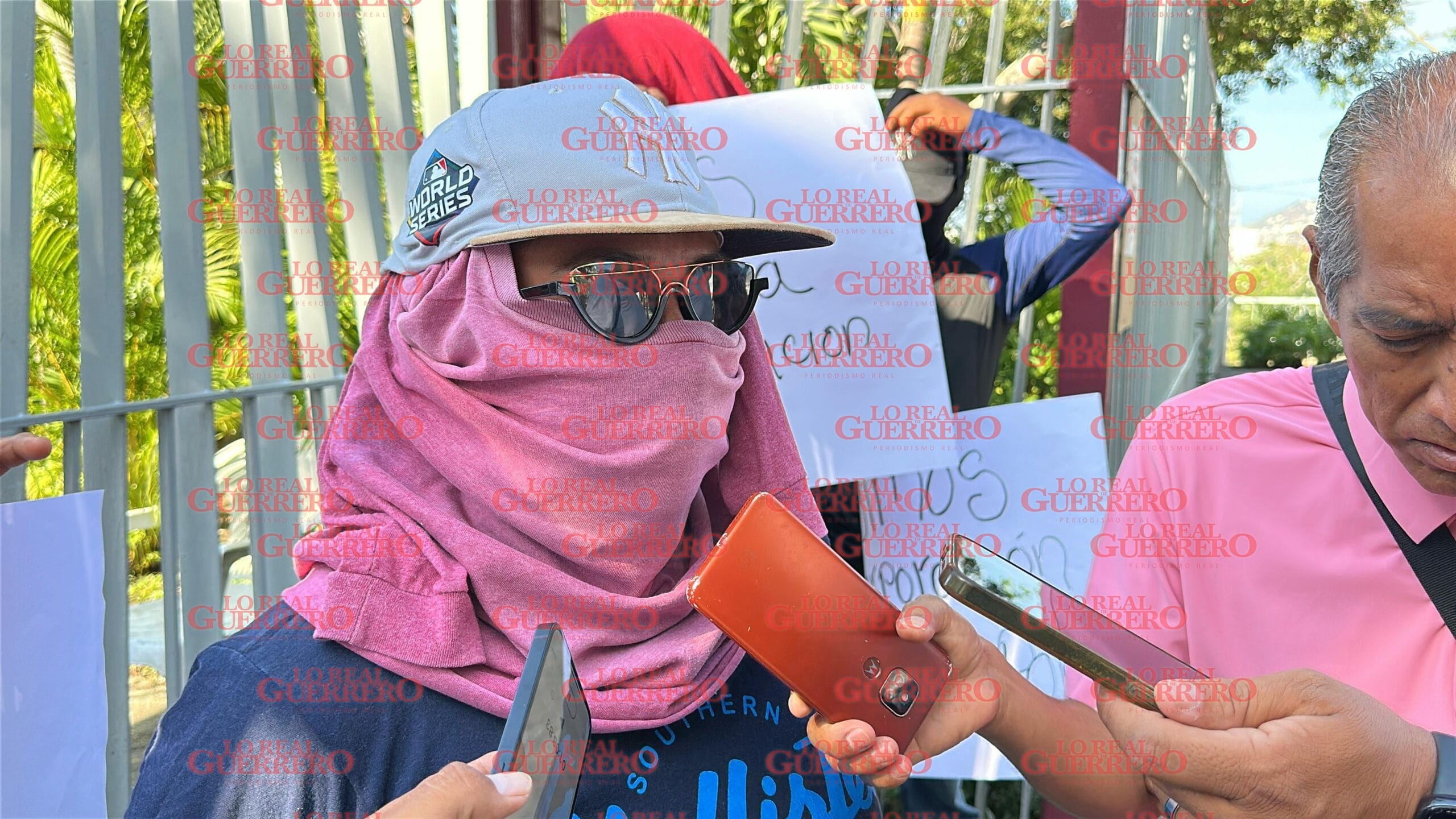 Toman Ayuntamiento de Acapulco por un despido injustificado  *Vecinos de la trabajadora afectada cerraron los dos accesos con los que cuenta el Palacio Municipal ubicado en el parque Papagayo.