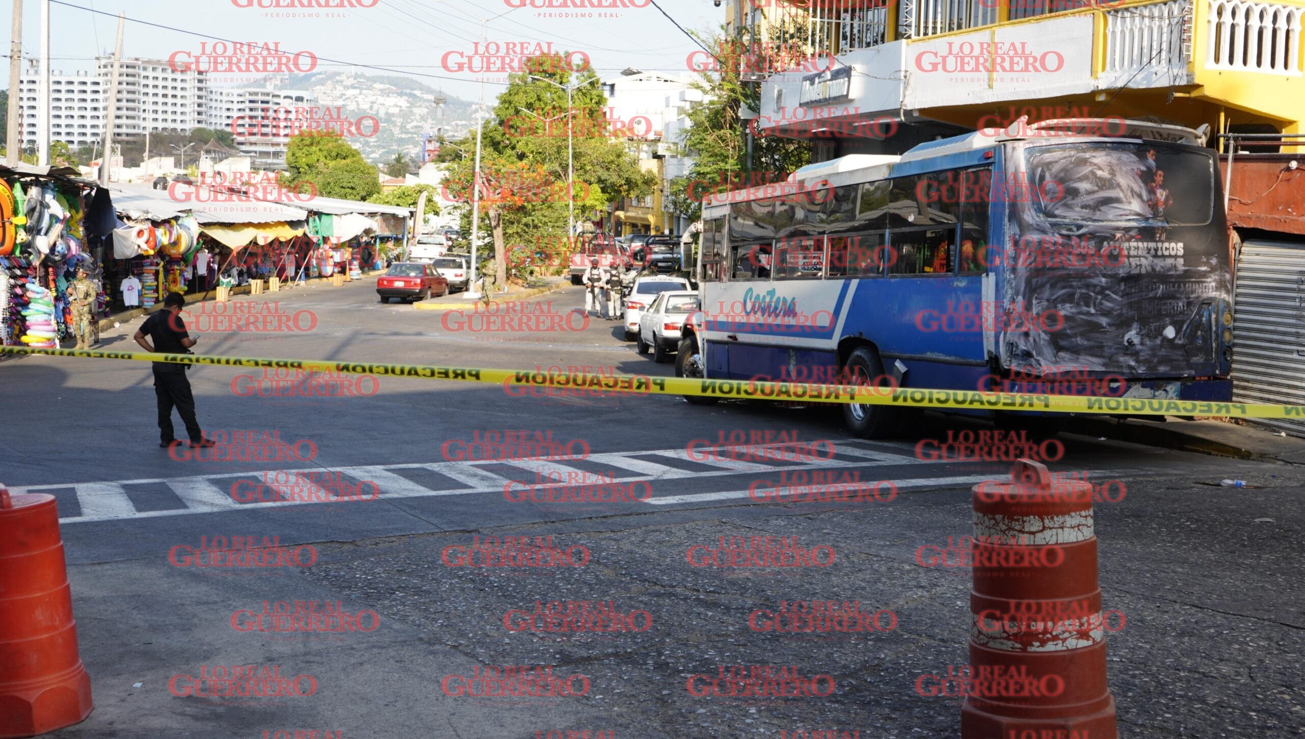 Acribillan a chofer de camión en Acapulco  *El vehículo se encontraba estacionado a unos metros de la playa Caletilla cuando sujetos le dispararon al conductor.