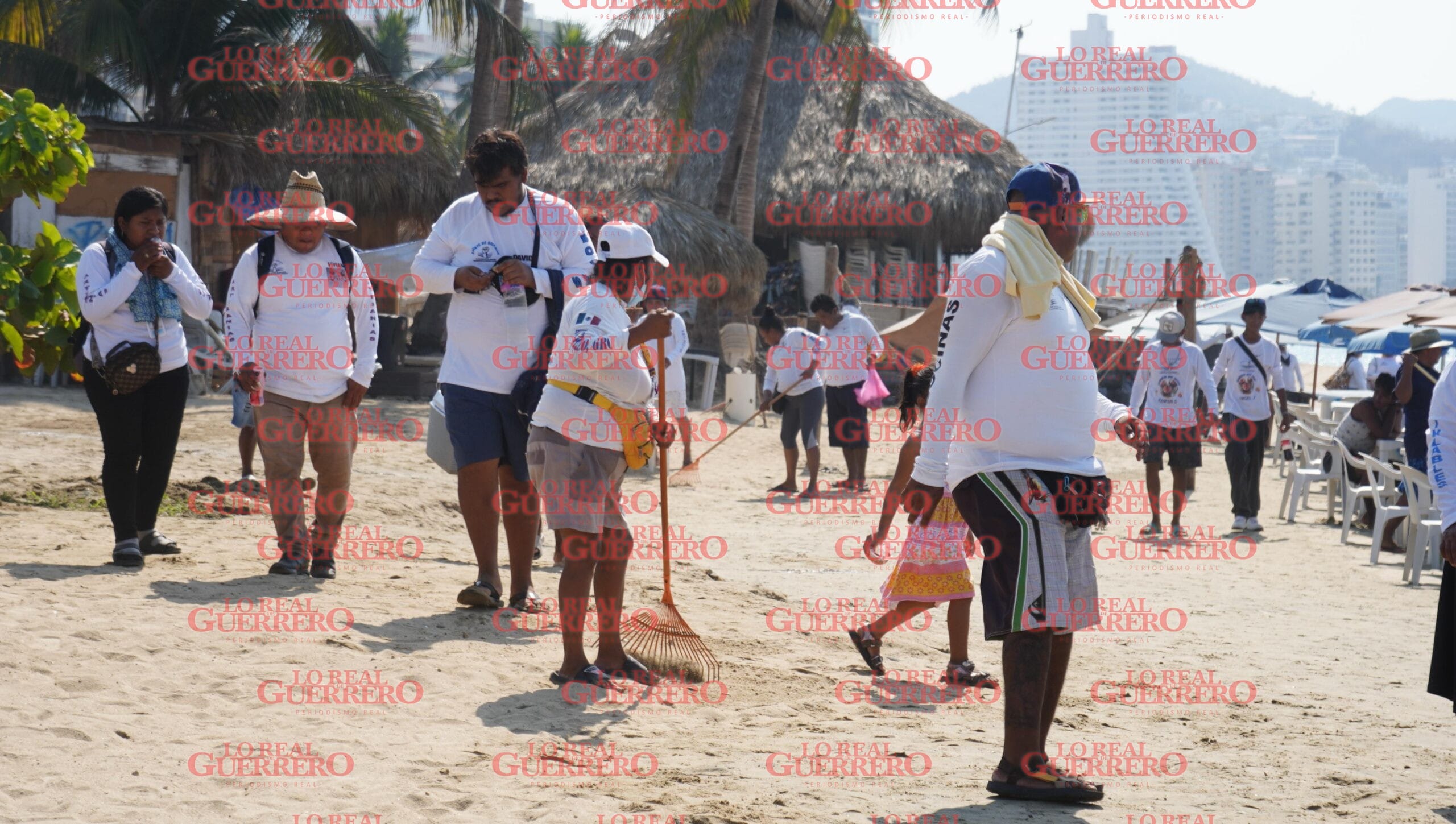 Dedican jornada de limpieza a Marco Antonio Suastegui  *Compañeros del líder comunero y prestador de servicios aseguraron que honraran su memoria al seguir impulsando el reordenamiento de la playa.