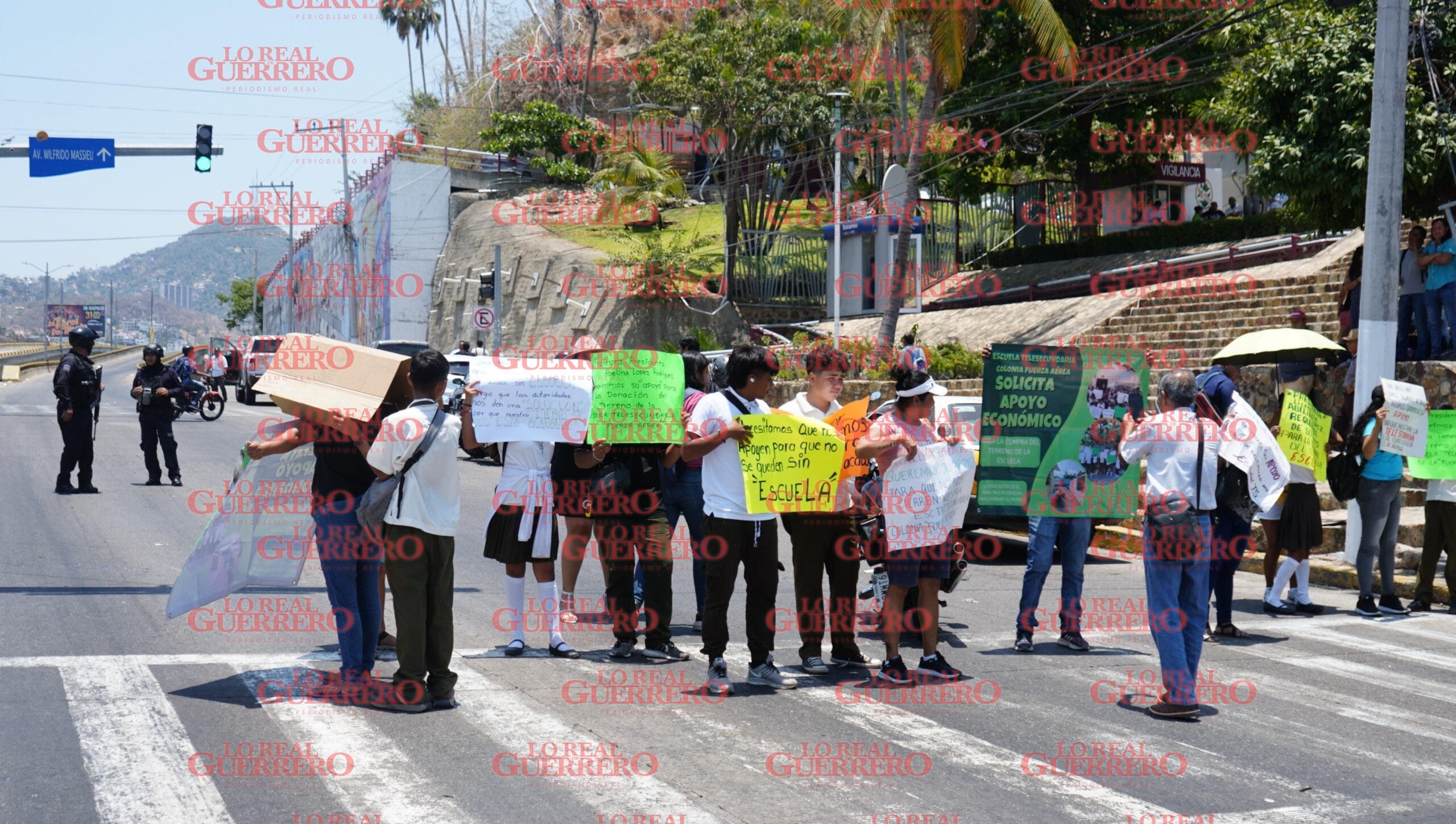 Bloquean para exigir apoyo económico para telesecundaria de Acapulco  *Un grupo de padres de familia, docentes y estudiantes entorpecieron la circulacion como forma de presión para que el Ayuntamiento les ayude a pagar 400 mil pesos que cuesta el terreno donde esta establecida la escuela.