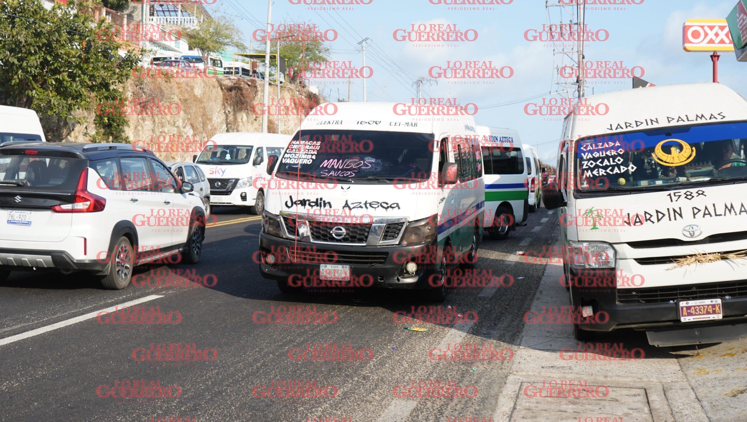 Bloquean para denunciar detención ilegal de un transportista en Acapulco  *Choferes de urvan y taxis colectivos realizaron un bloqueo parcial de la carretera Acapulco-Zihuatanejo, para denunciar a elementos de la Policía Estatal quienes cometieron una detención ilegal.