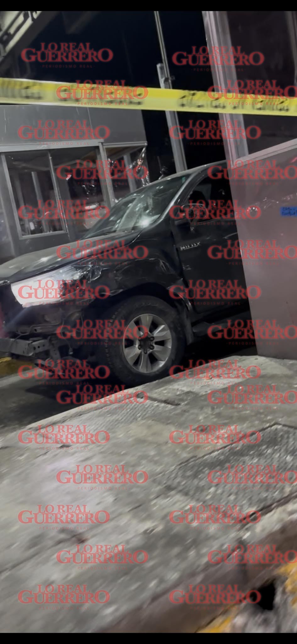 En un intento de asalto, hieren a 2 hombres que viajaban en una Hilux, en la autopista del sol  *** Los presuntos delincuentes viajaban a bordo de una camioneta blindada en color blanco que fue abandonada cerca del entronque a Tierra Colorada