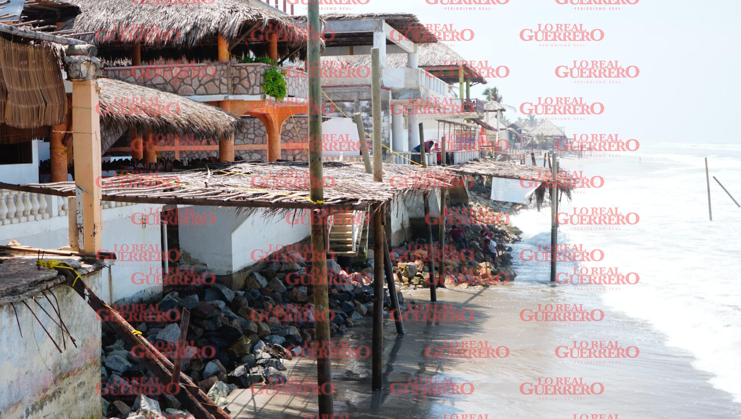 Piden en la Bonfil activar el plan DN-III por afectaciones de Mar de Fondo  *Restauranteros aseguran necesitar ayudar parea instalar una especie de rompeolas que impida al oleaje continuar socavando los cimientos de 40 restaurantes afectados.