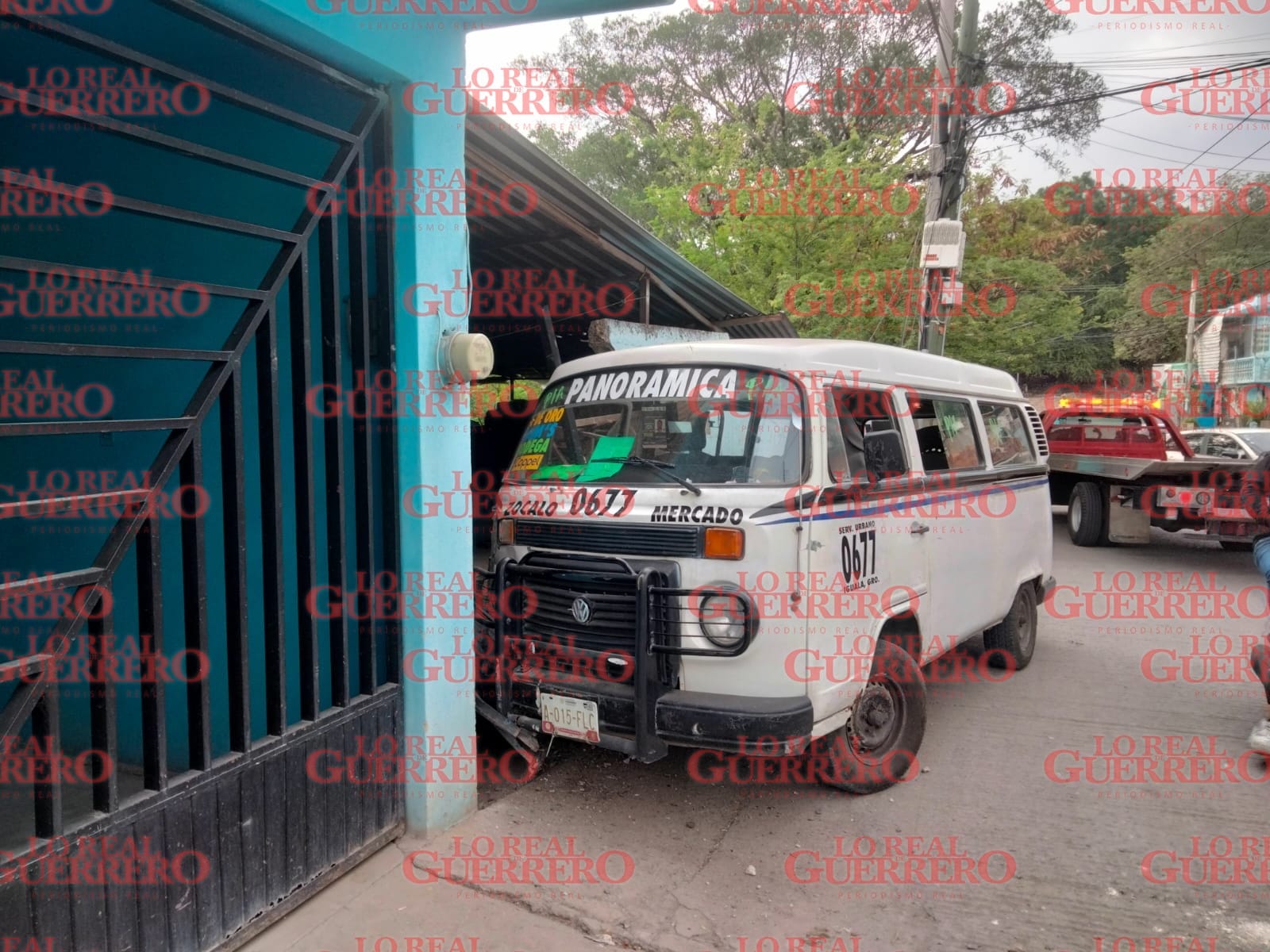 Maestra de preescolar muere al saltar de combi que se quedó sin frenos, en Iguala