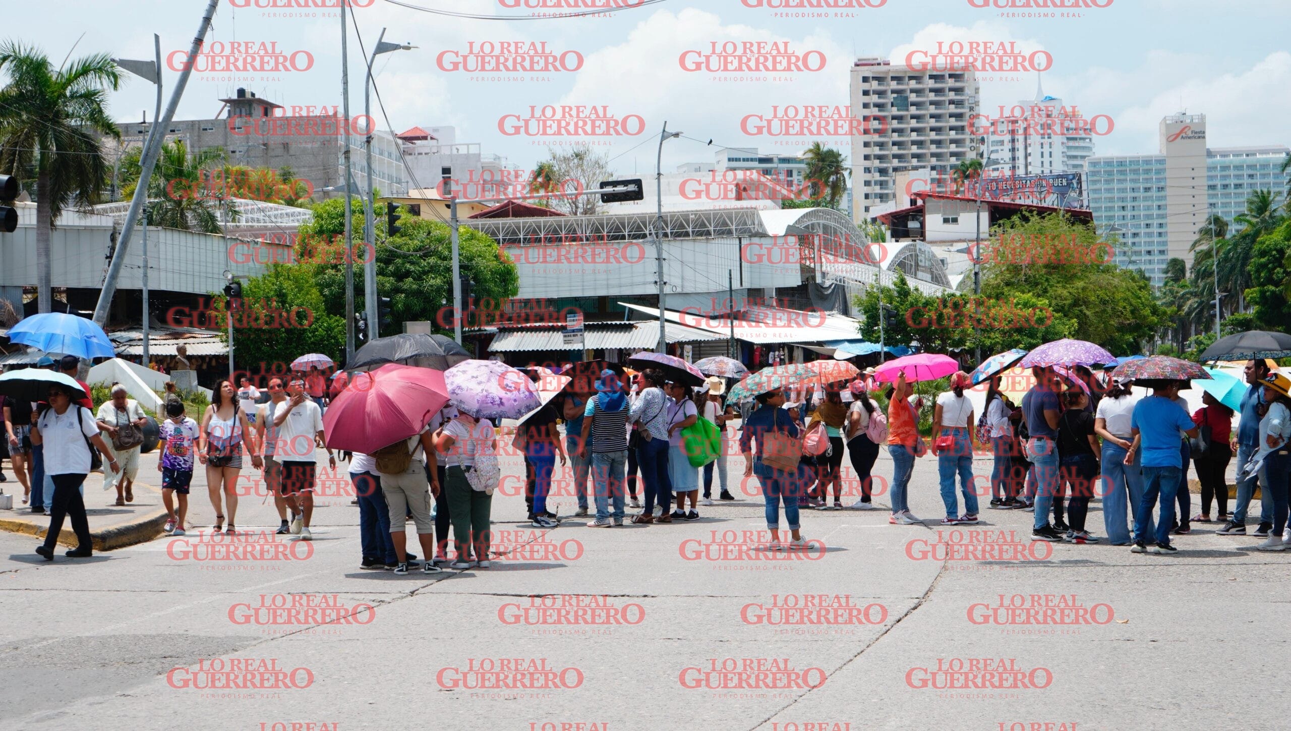 Bloquea CETEG dos puntos de la costera Miguel Alemán en Acapulco  *Aseguran que no están afectando la educación de sus alumnos, por lo que el ciclo escolar no está en riesgo debido a sus protestas que llevan a cabo desde hace más de un mes.