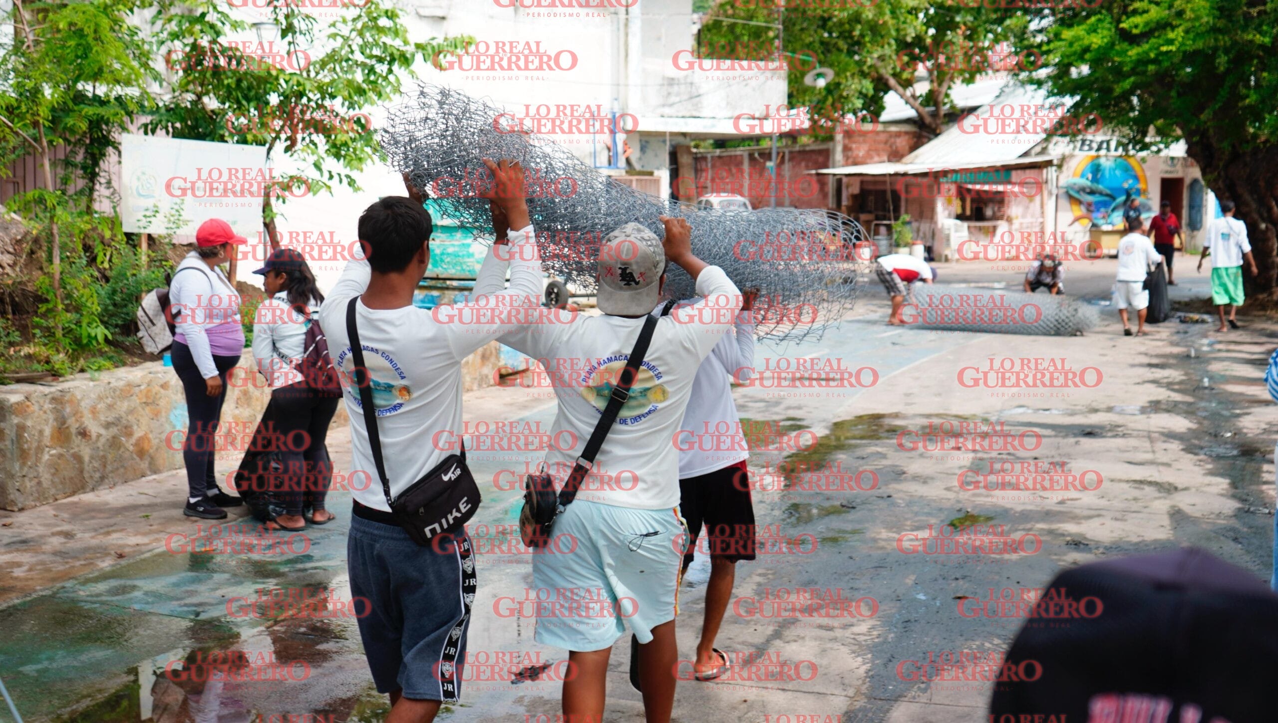 Quitan cerca de playa Manzanillo en Acapulco, clausurada por contaminación