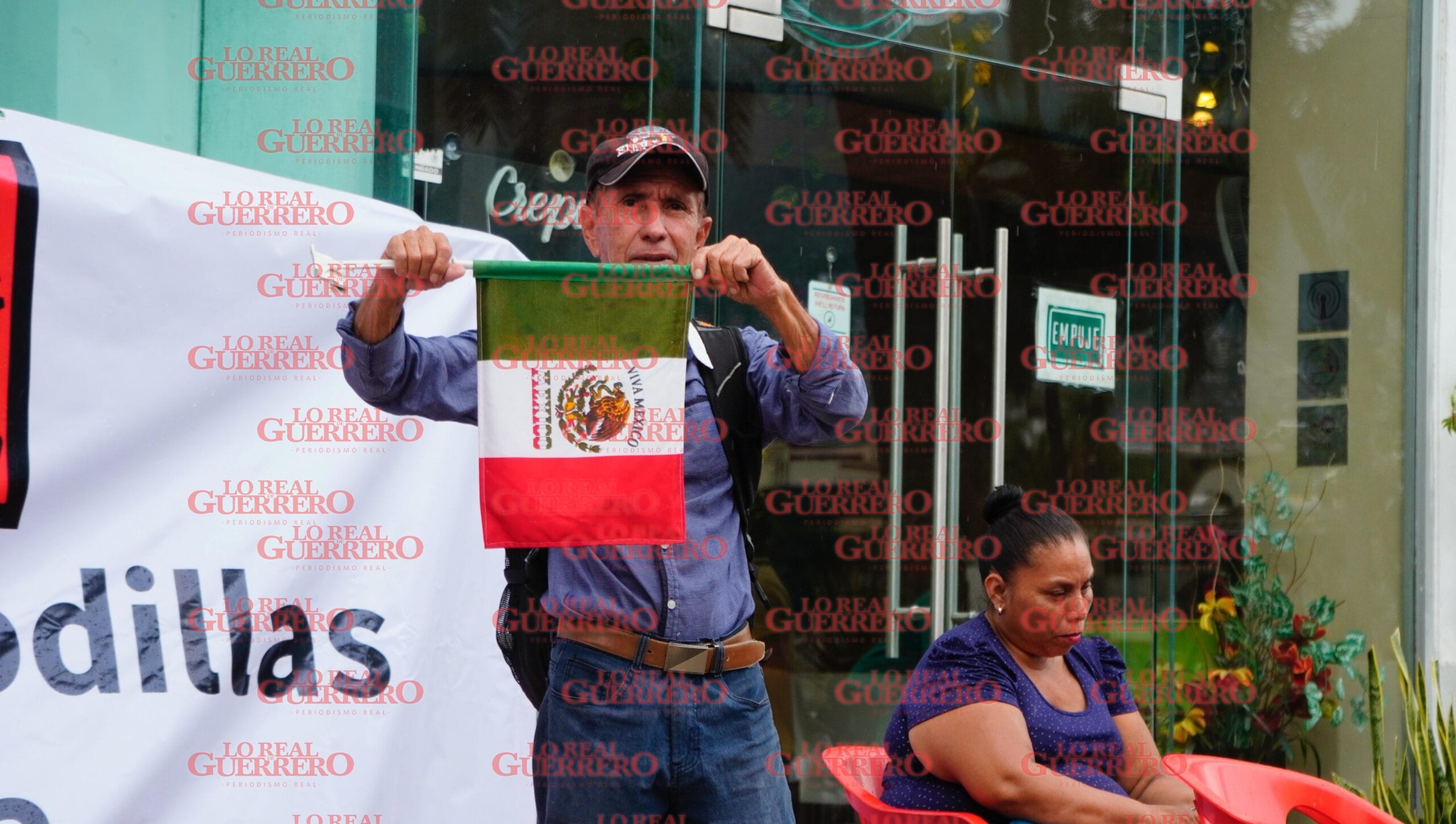 Exigen desde Acapulco que se detengan redadas en USA  *Integrantes de la asociación civil “Guerrero en Lucha” protestaron en donde se encontraba la embajada de Estados Unidos de América en el puerto.