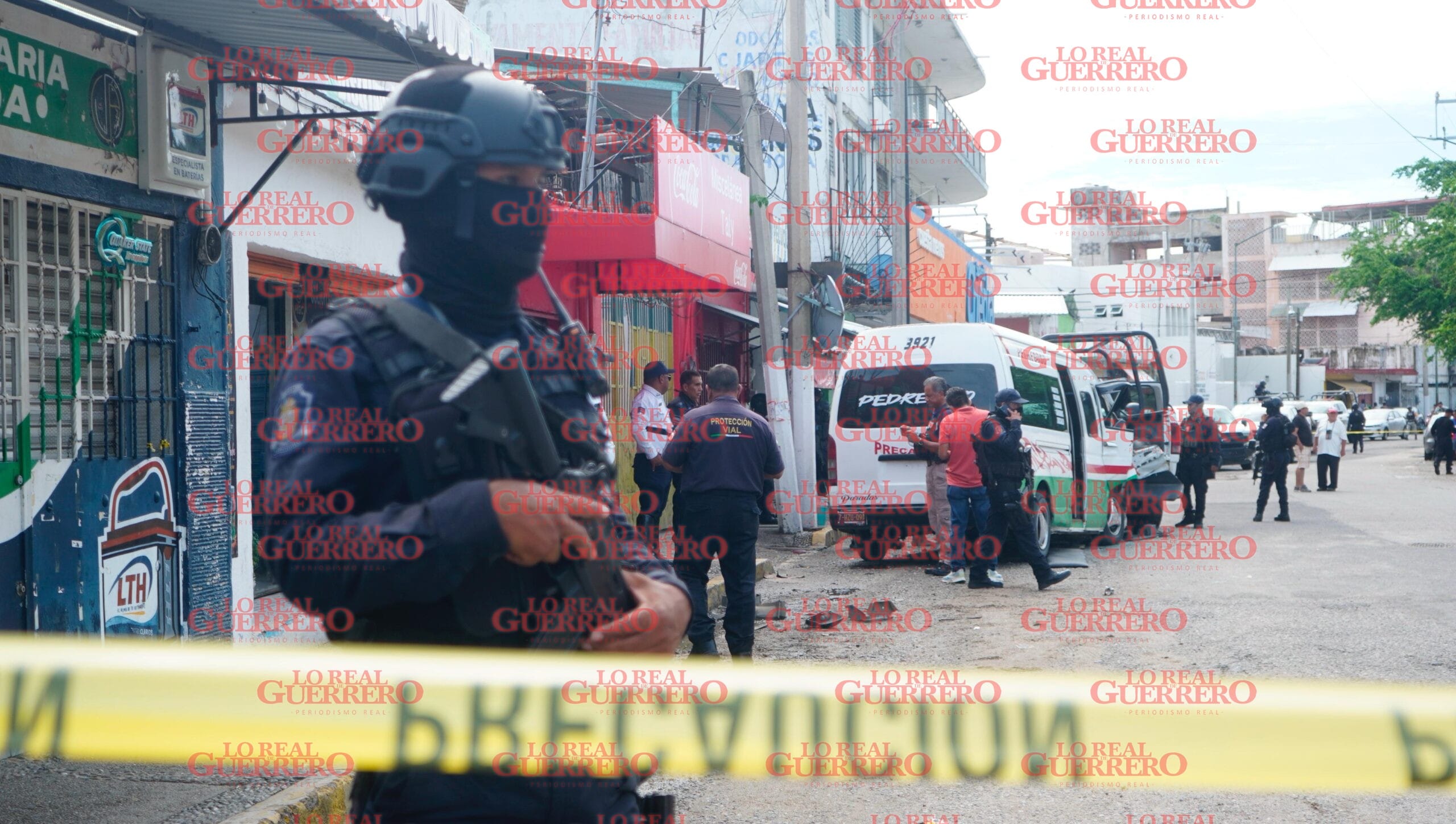 Acribillan a transportista frente a pasajeros  *La víctima perdió el control de la unidad motriz y se impactó contra una patrulla de la Policía Estatal que se encontraba estacionada cerca de donde se produjo el ataque, dejan