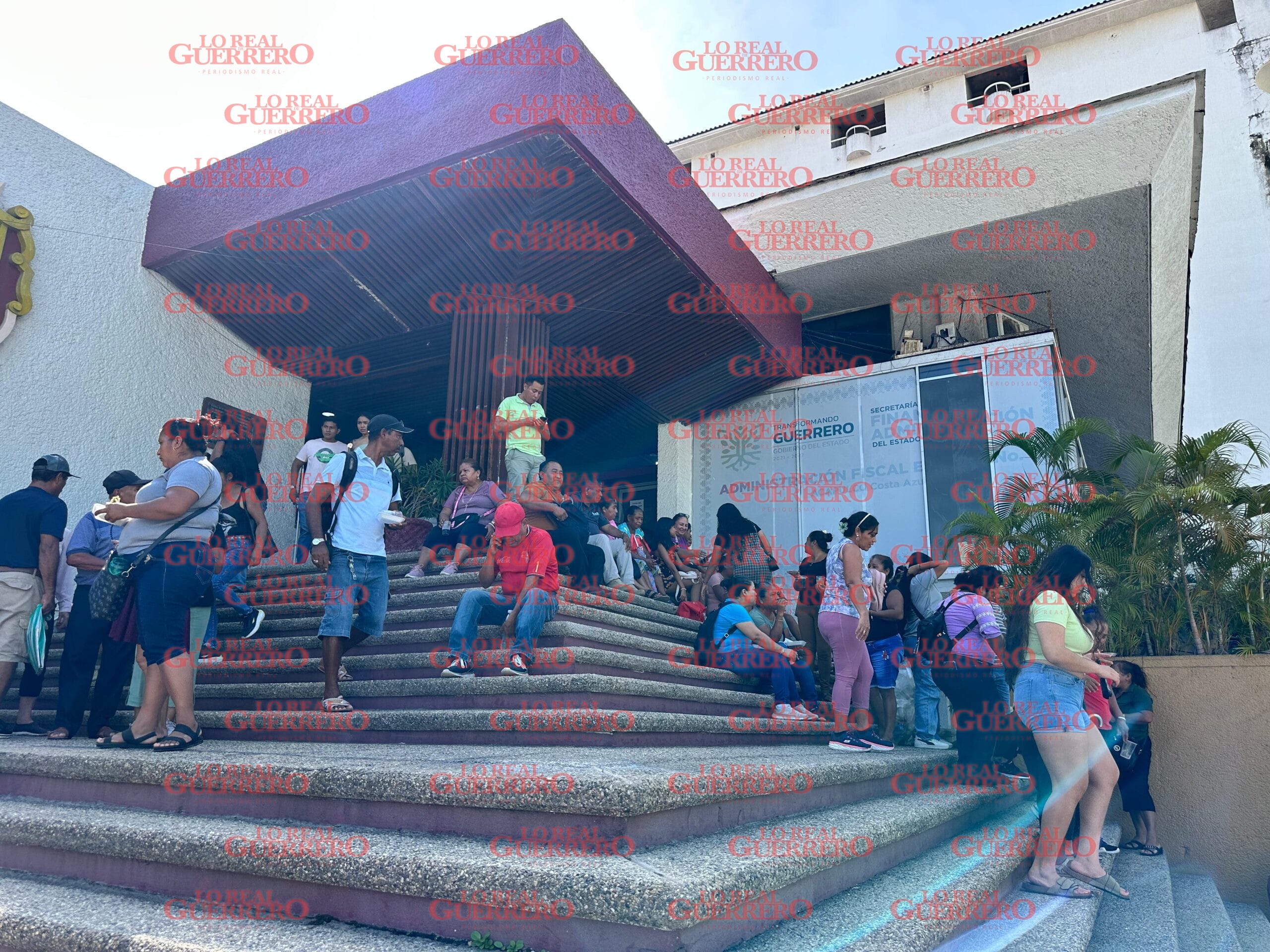 Vuelven a protestar para exigir entrega de placas vehiculares en oficina de Administración Fiscal Estatal en Costa Azul.