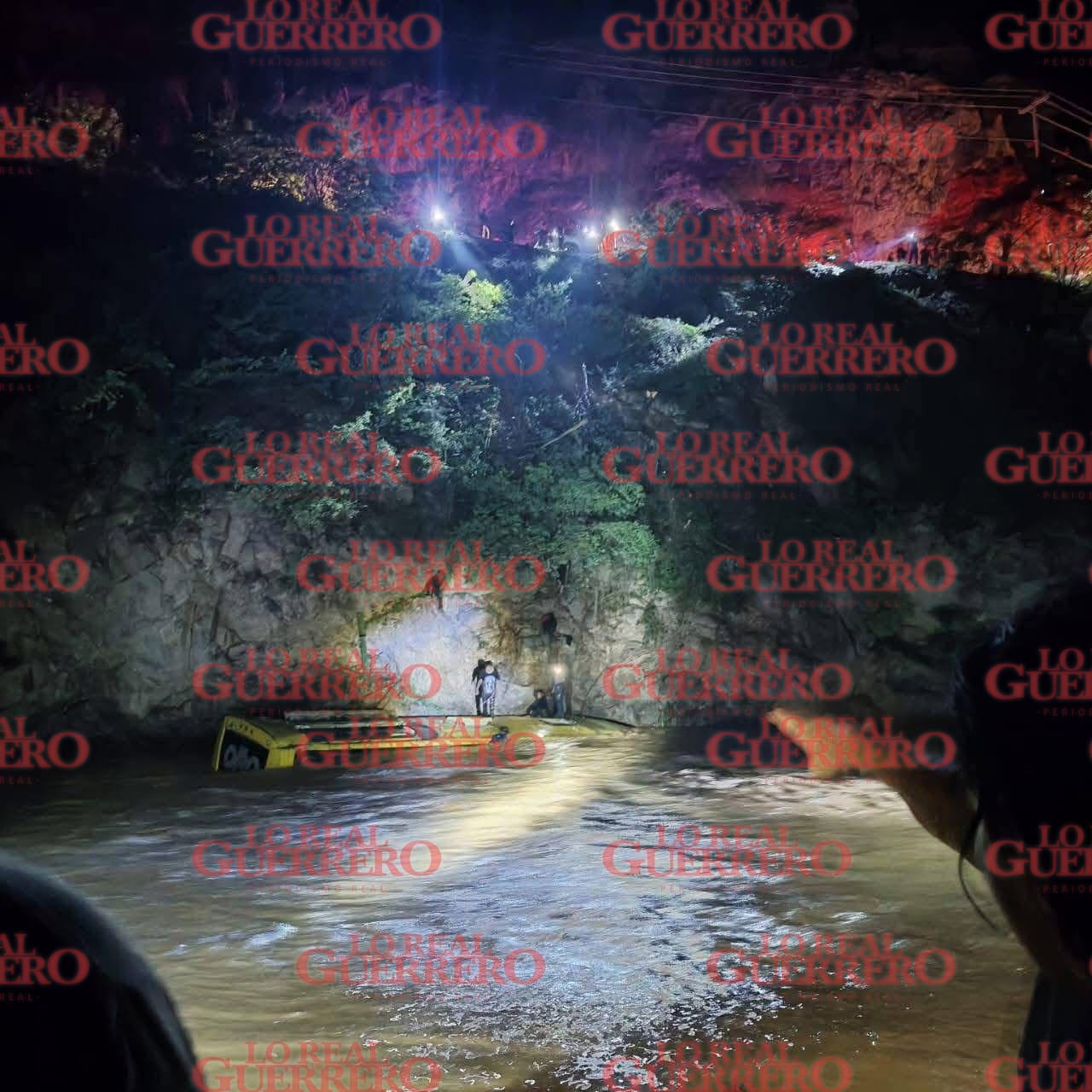 Aparatosa volcadura de autobús en la Tlapa-Puebla deja al menos 8 muertos y 16 heridos