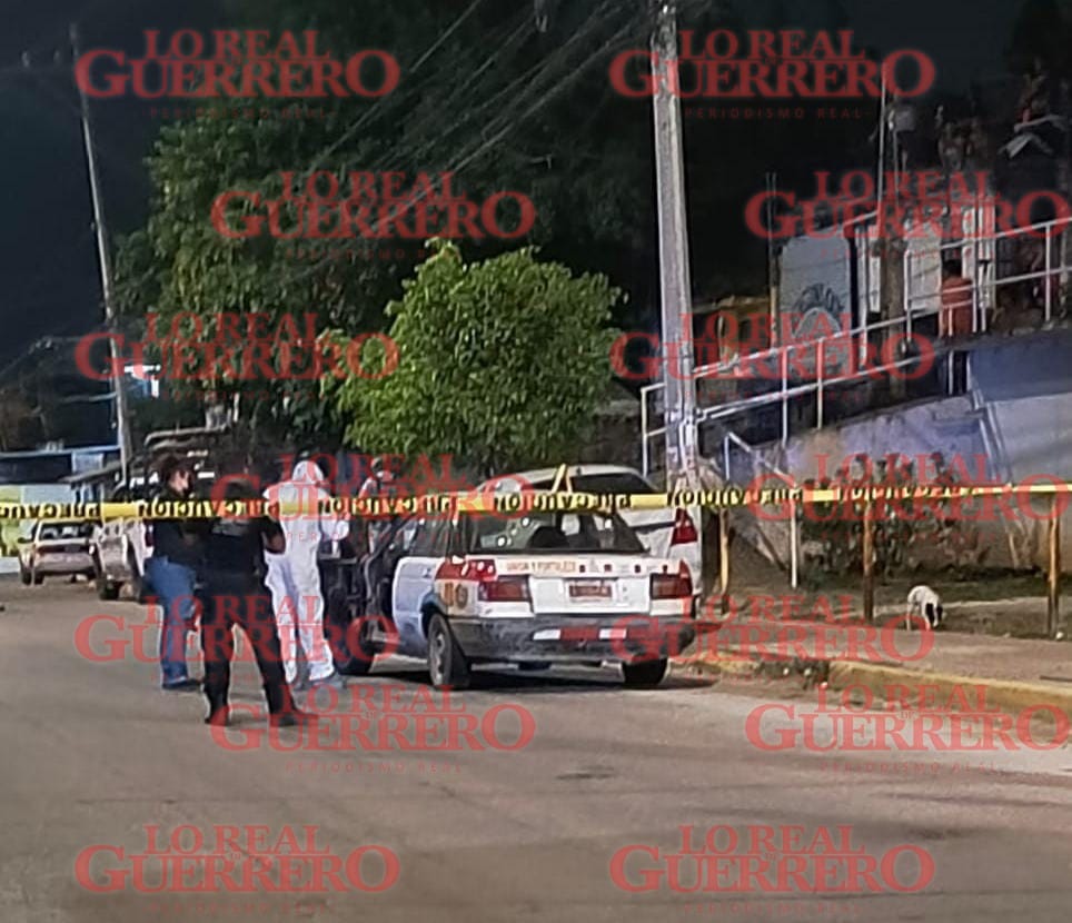 Hallan a un hombre y una mujer asesinados dentro de un taxi, en Acapulco