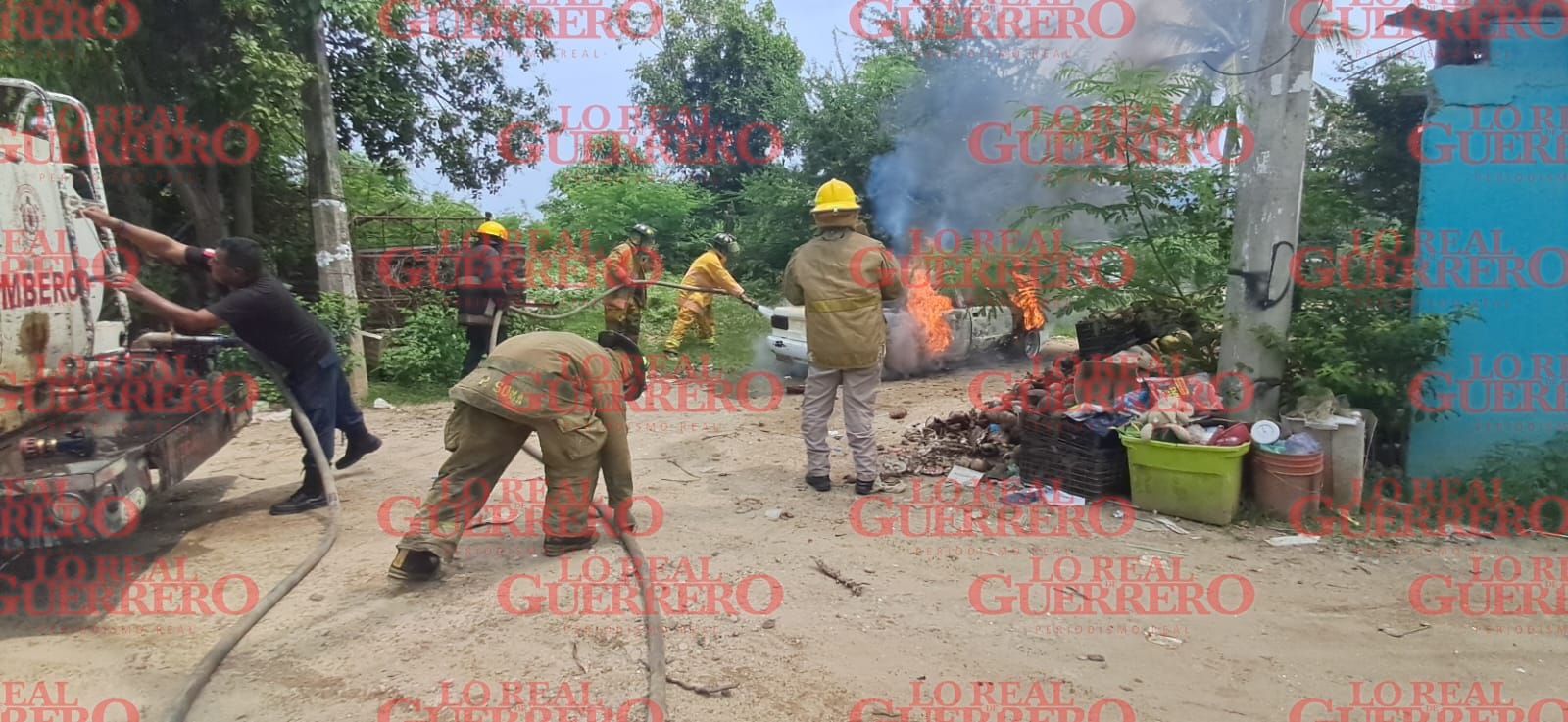 Incendian un taxi con cadáver en su interior en Ciudad Renacimiento de Acapulco