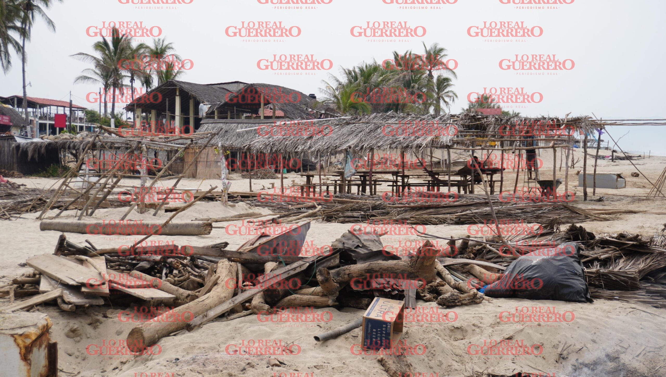 Reconstruyen restaurantes de Barra de Coyuca afectados por las recientes lluvias